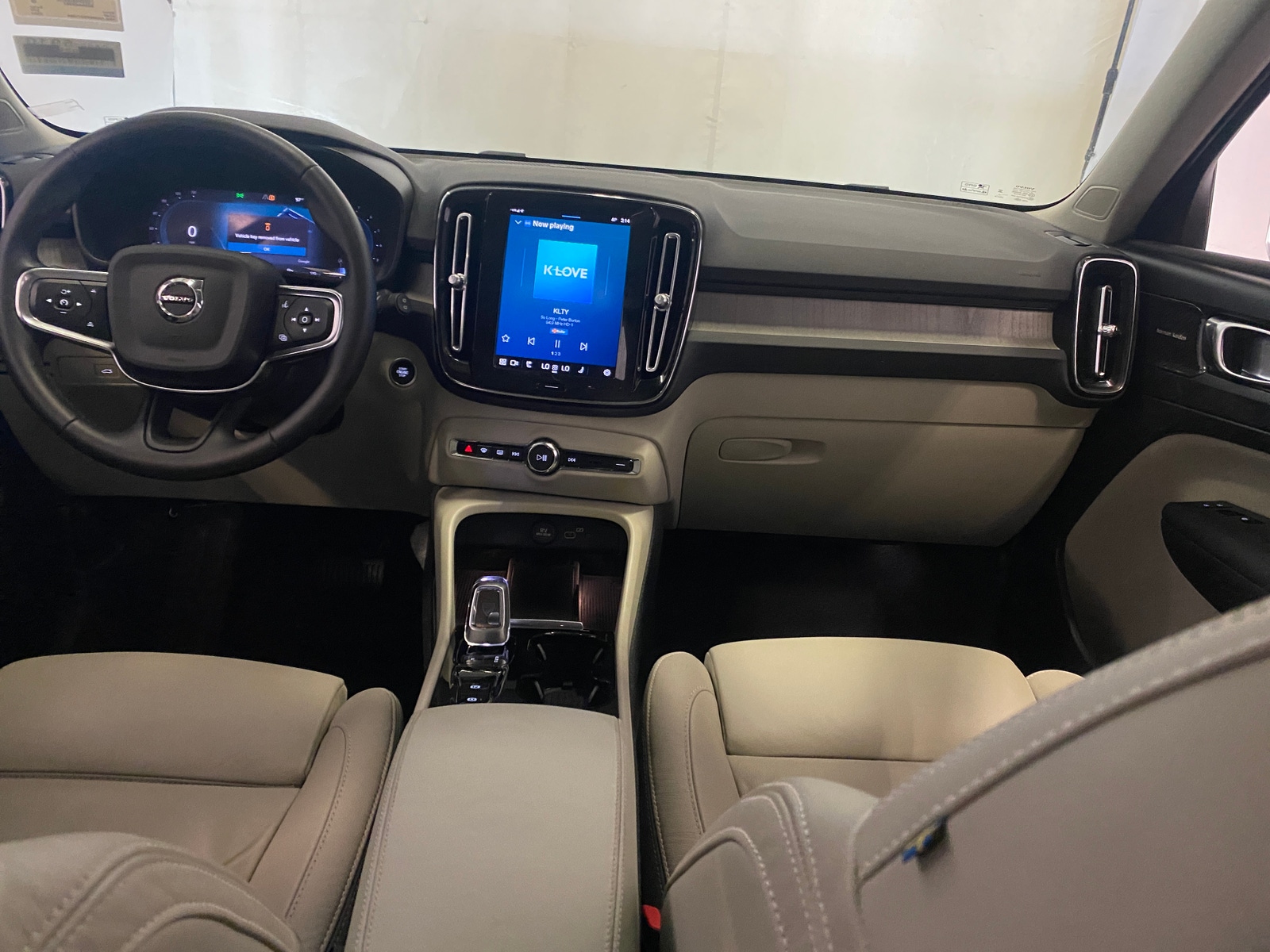 Thumbnail: 2023 Volvo XC40 - 2