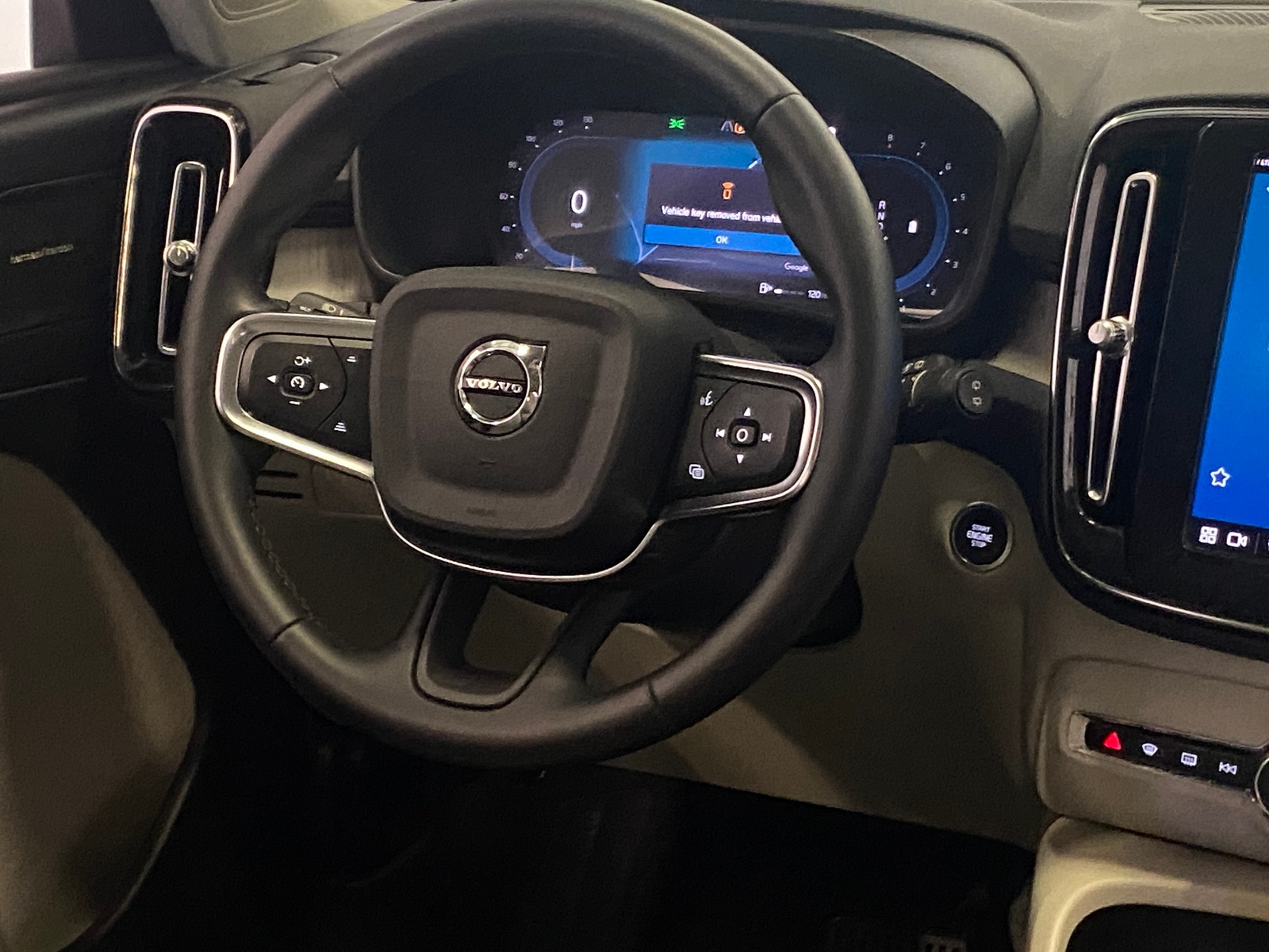 Thumbnail: 2023 Volvo XC40 - 4