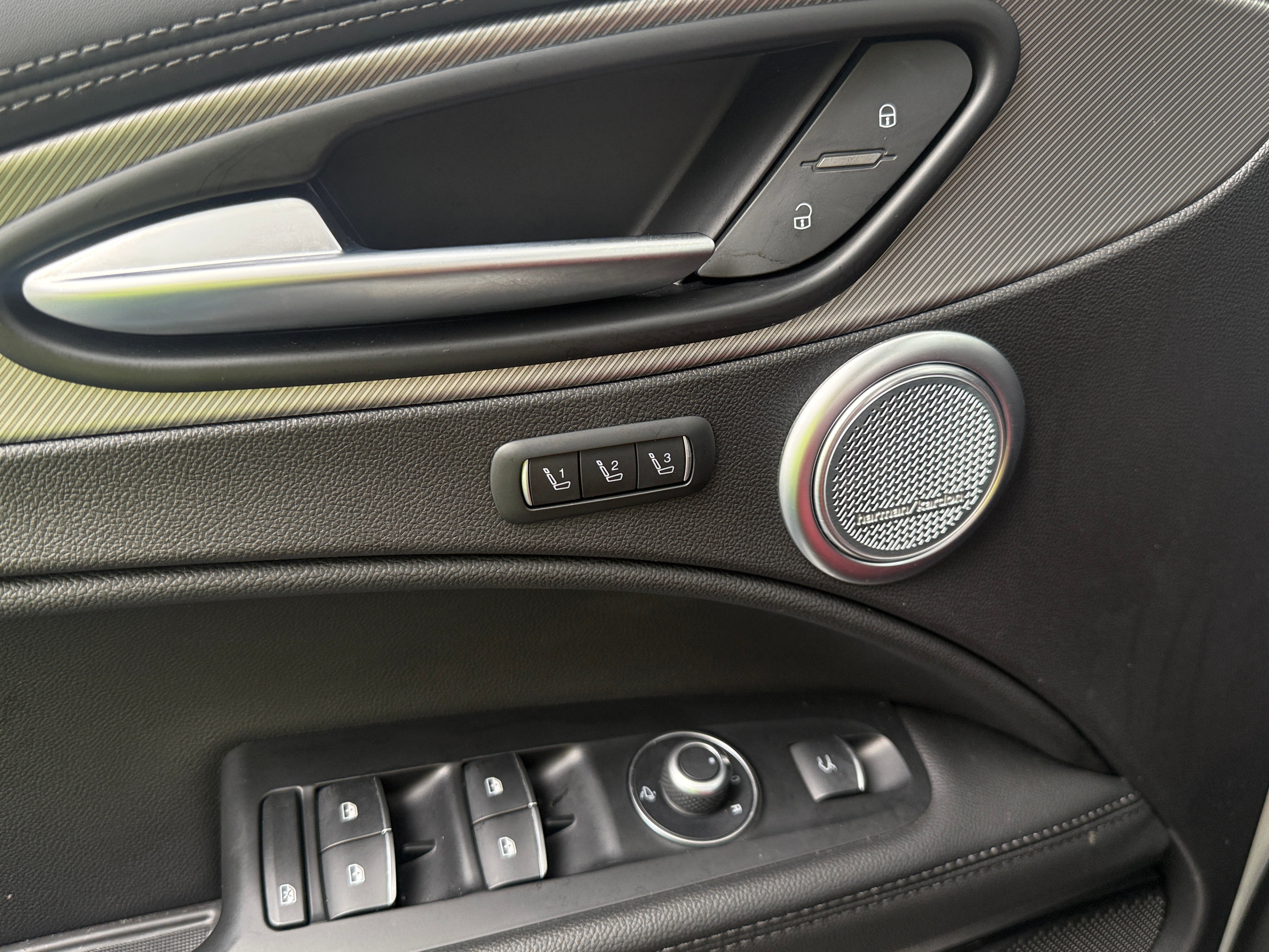 2025 Alfa Romeo Stelvio Base - Photo 12