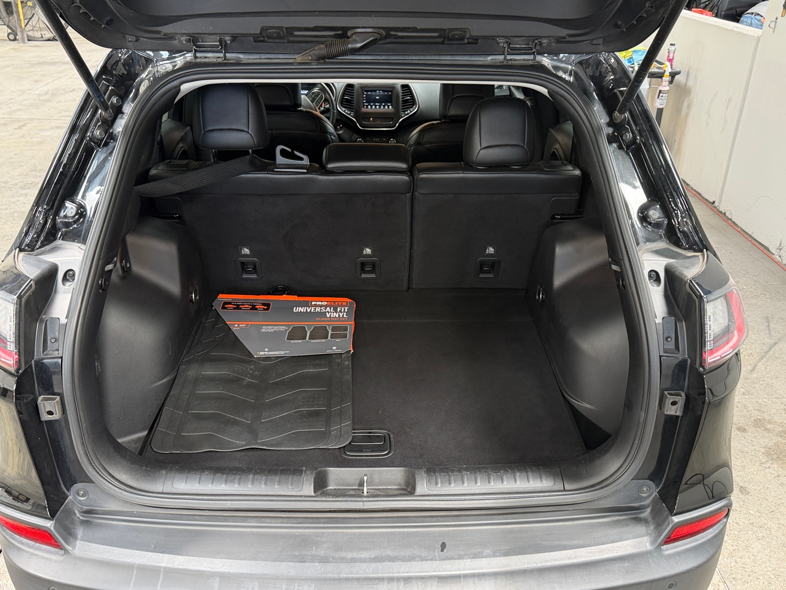 Thumbnail: 2019 Jeep Cherokee - 7