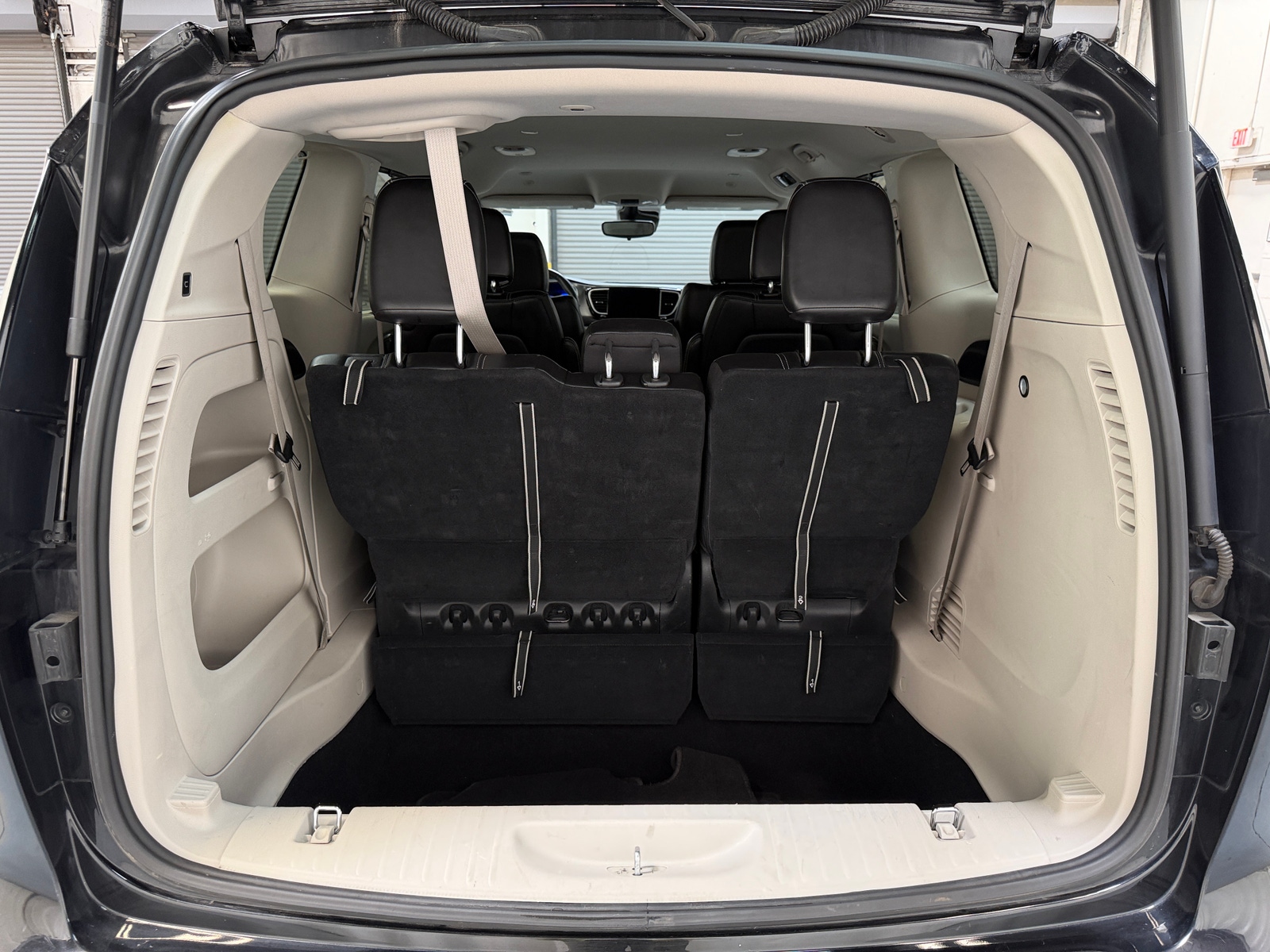 Thumbnail: 2023 Chrysler Pacifica - 6