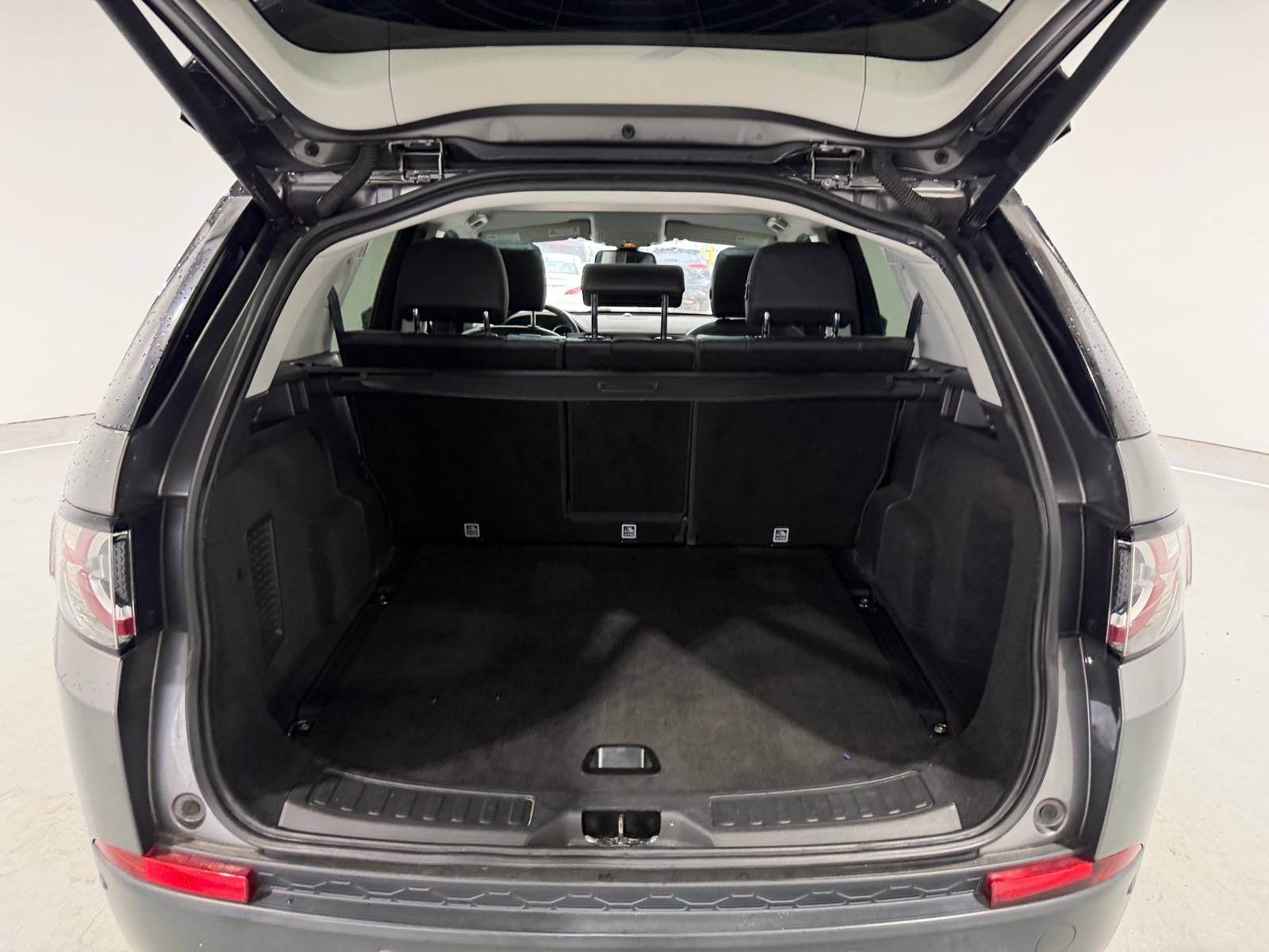 Thumbnail: 2018 Land Rover Discovery Sport - 6