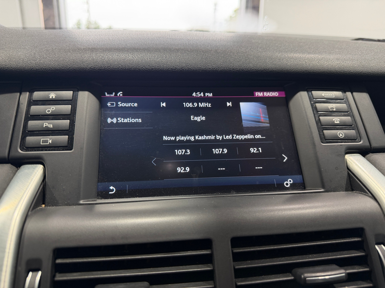 Thumbnail: 2018 Land Rover Discovery Sport - 3