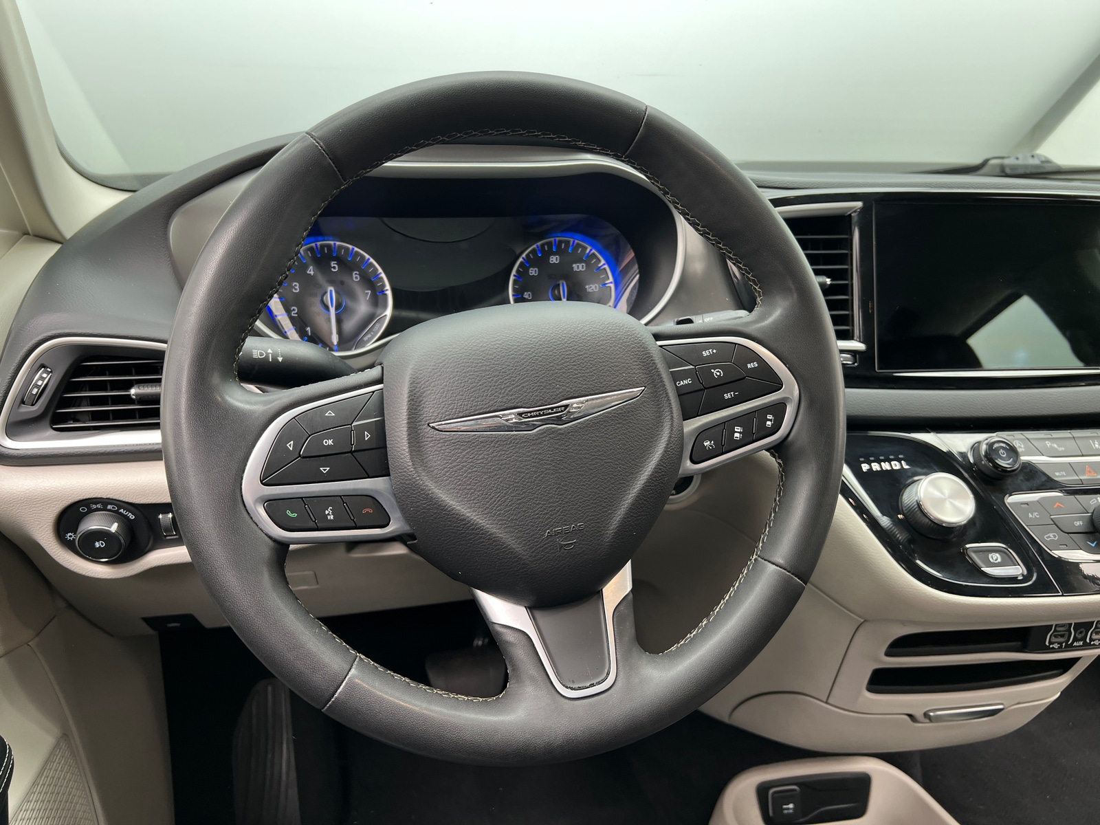 Thumbnail: 2023 Chrysler Pacifica - 4