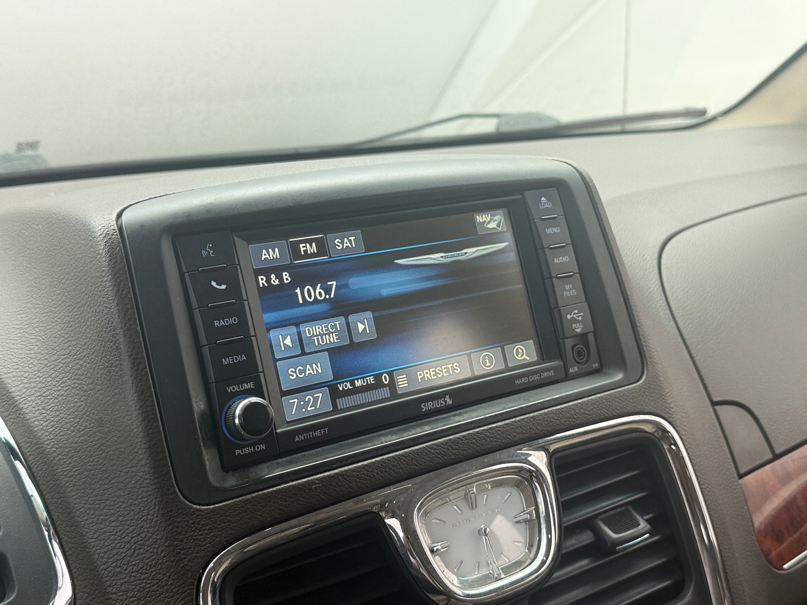 Thumbnail: 2015 Chrysler Town & Country - 3