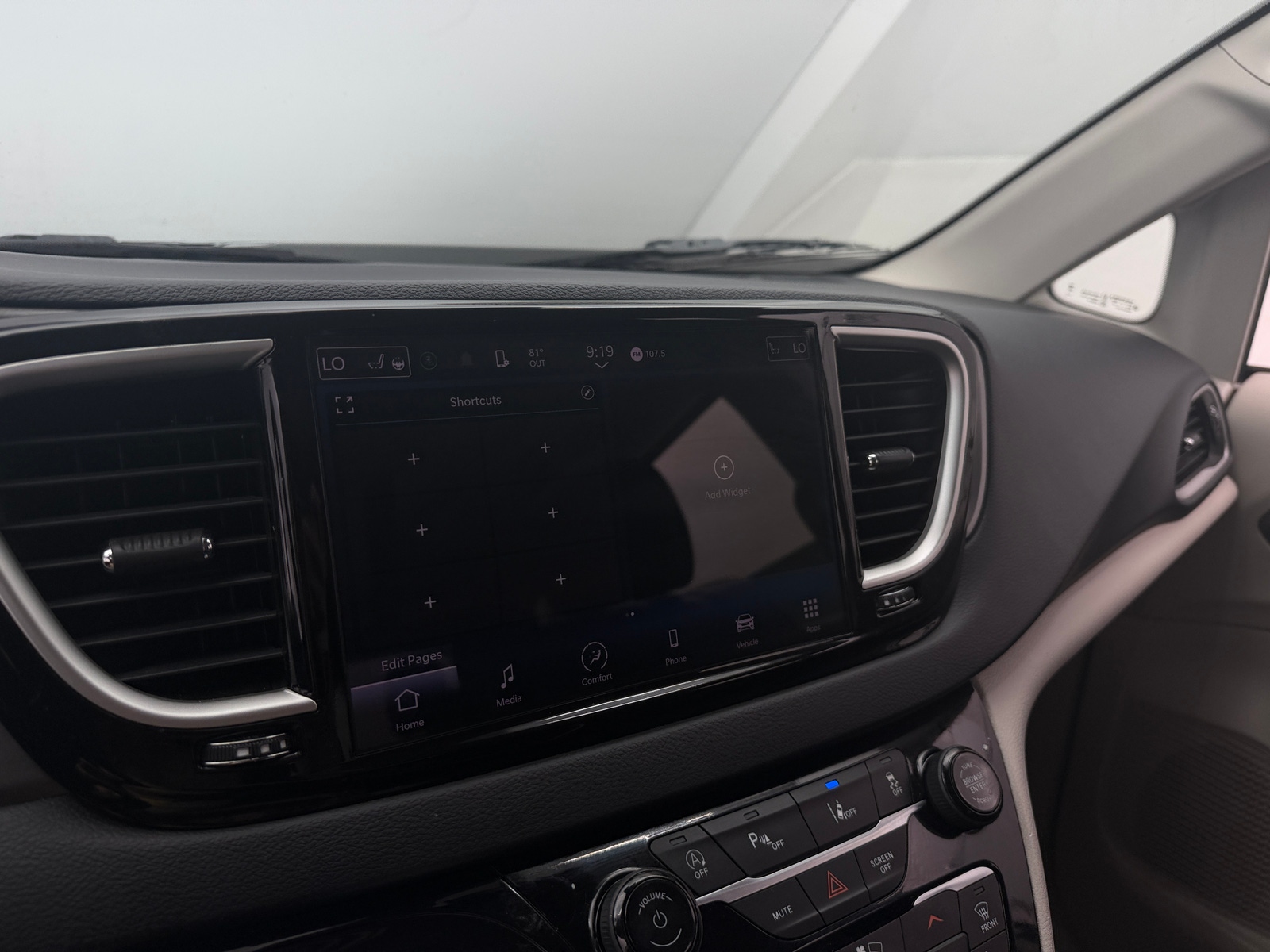 Thumbnail: 2024 Chrysler Pacifica - 3