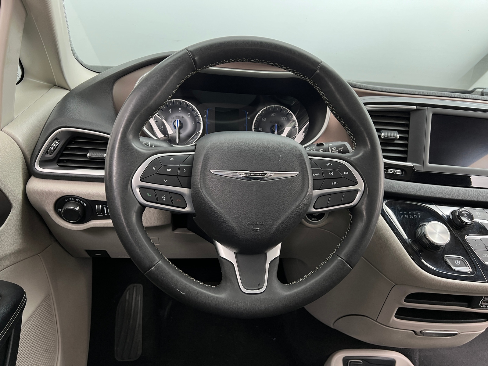 Thumbnail: 2023 Chrysler Voyager - 5