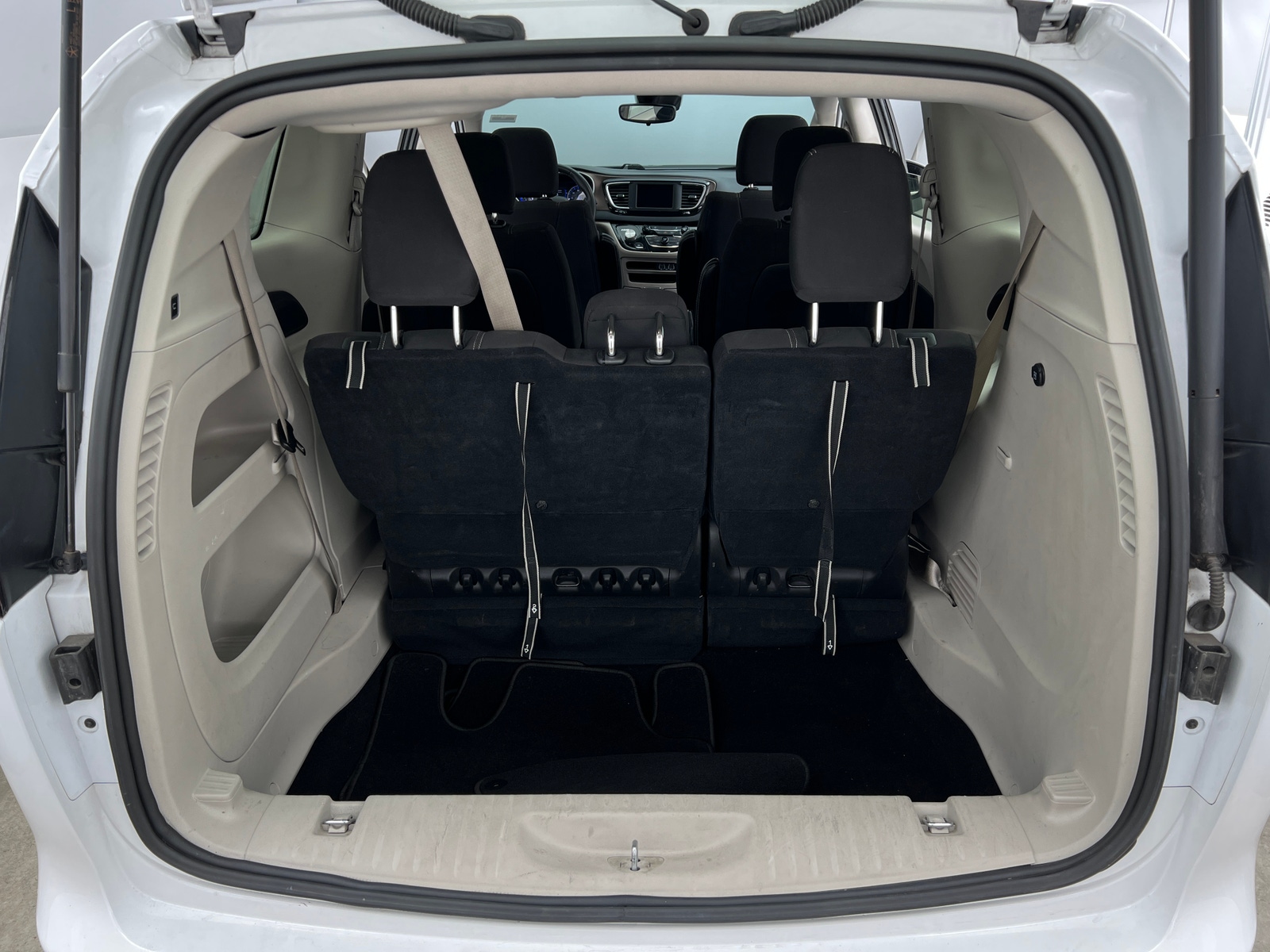 Thumbnail: 2023 Chrysler Voyager - 7