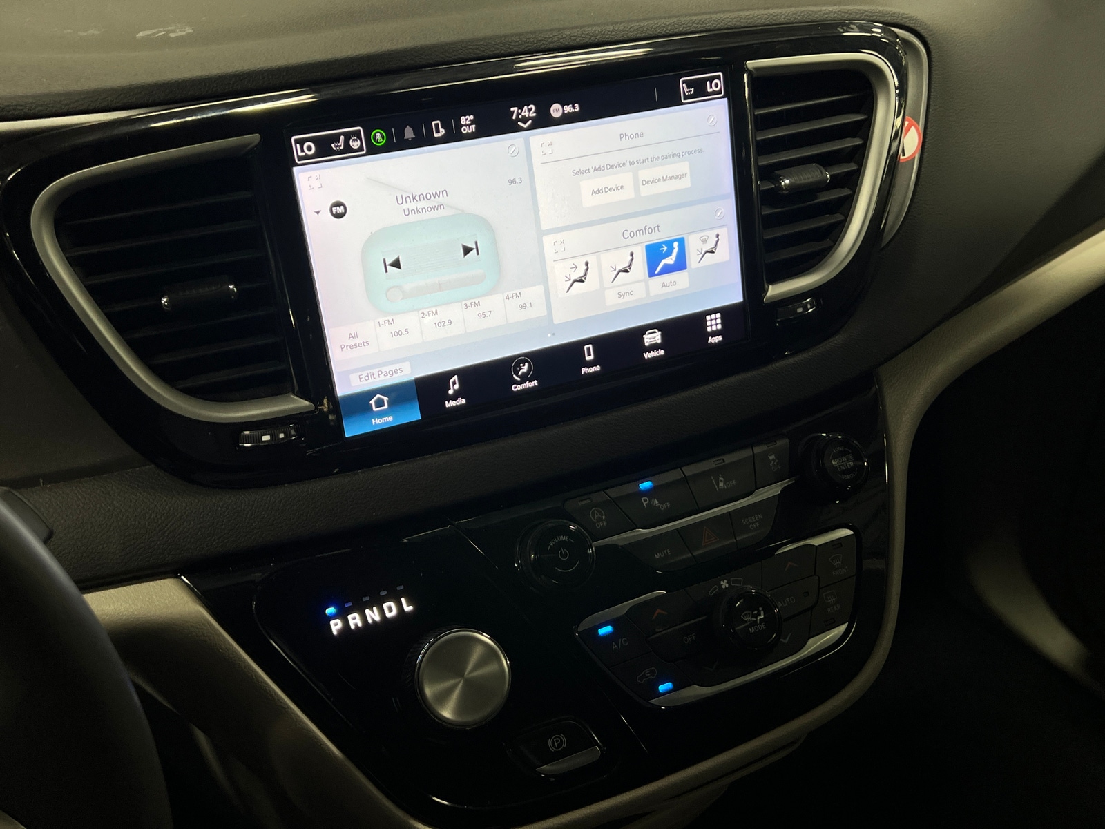 Thumbnail: 2024 Chrysler Pacifica - 3