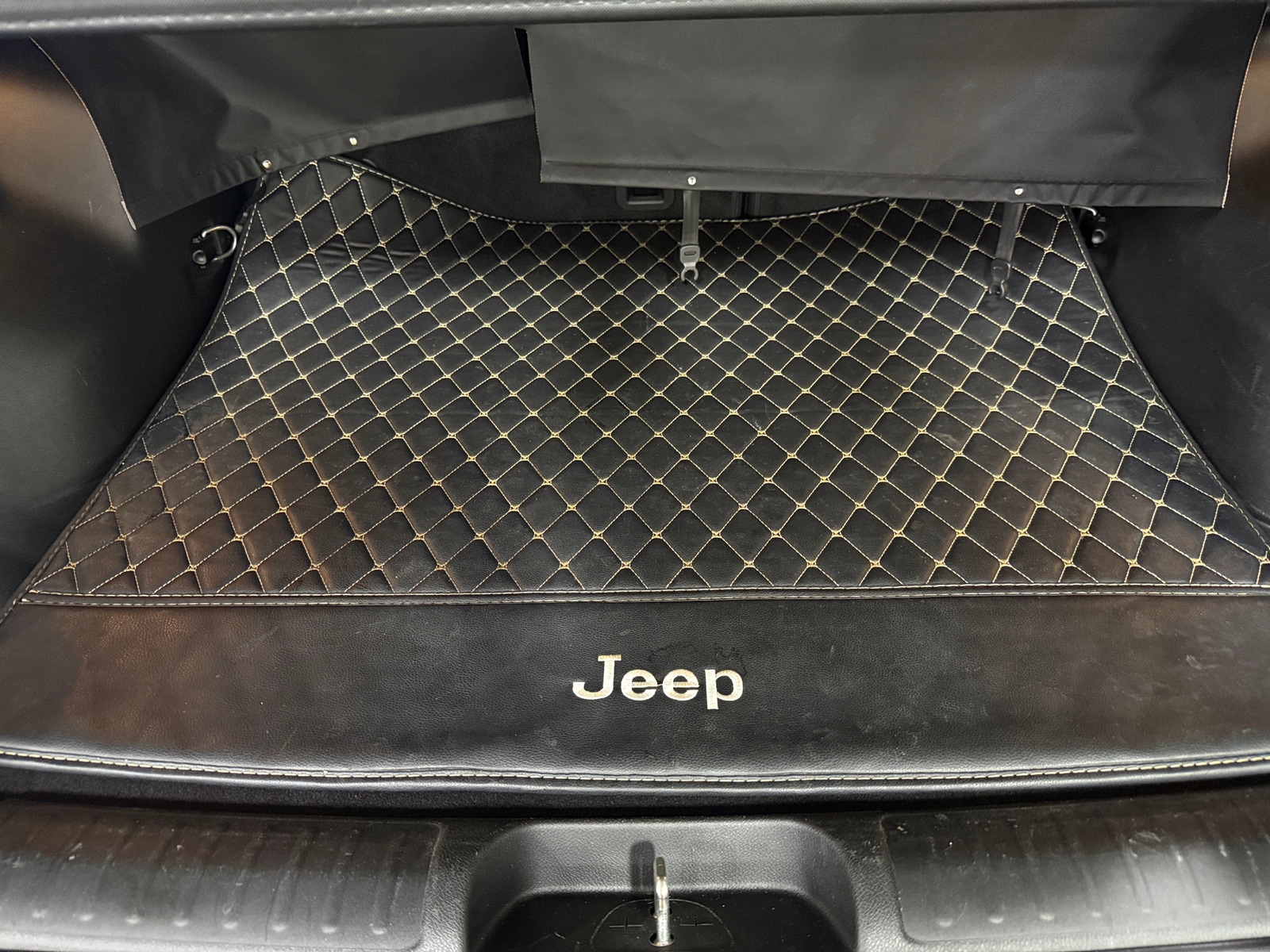 Thumbnail: 2019 Jeep Cherokee - 7