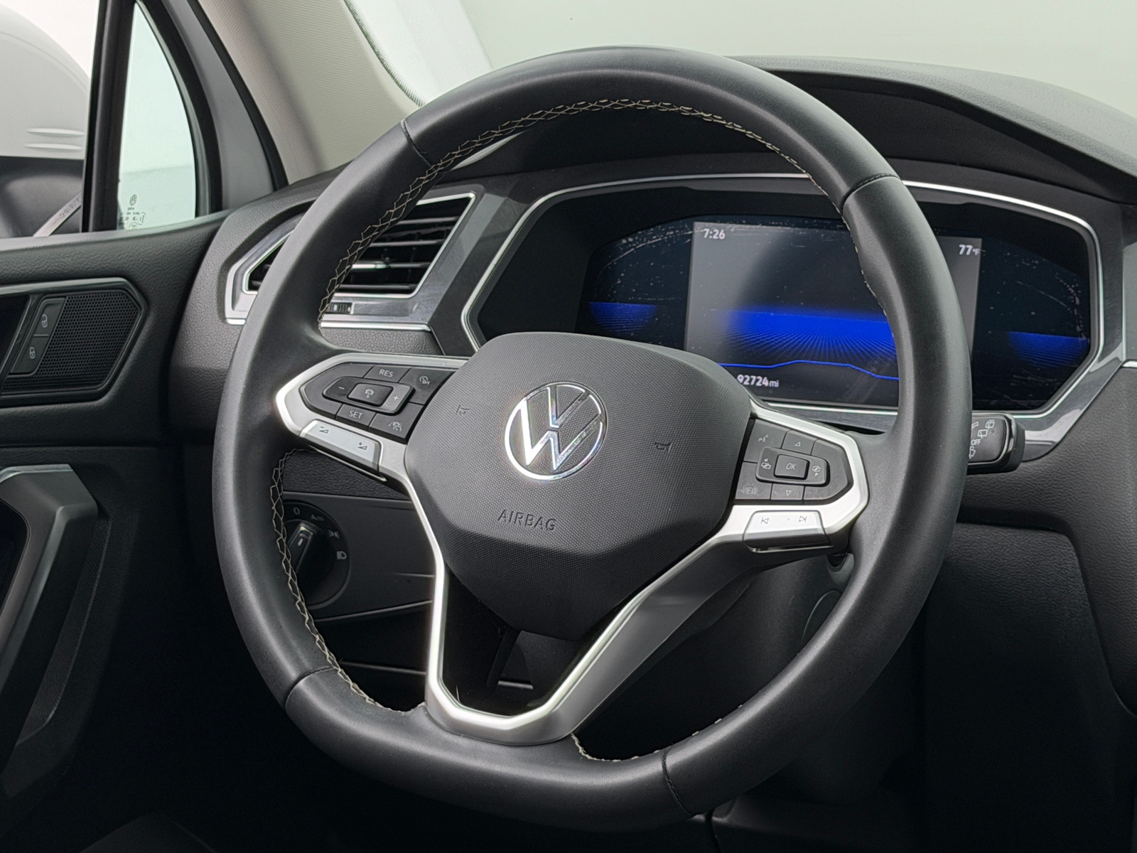 Thumbnail: 2023 Volkswagen Tiguan - 4