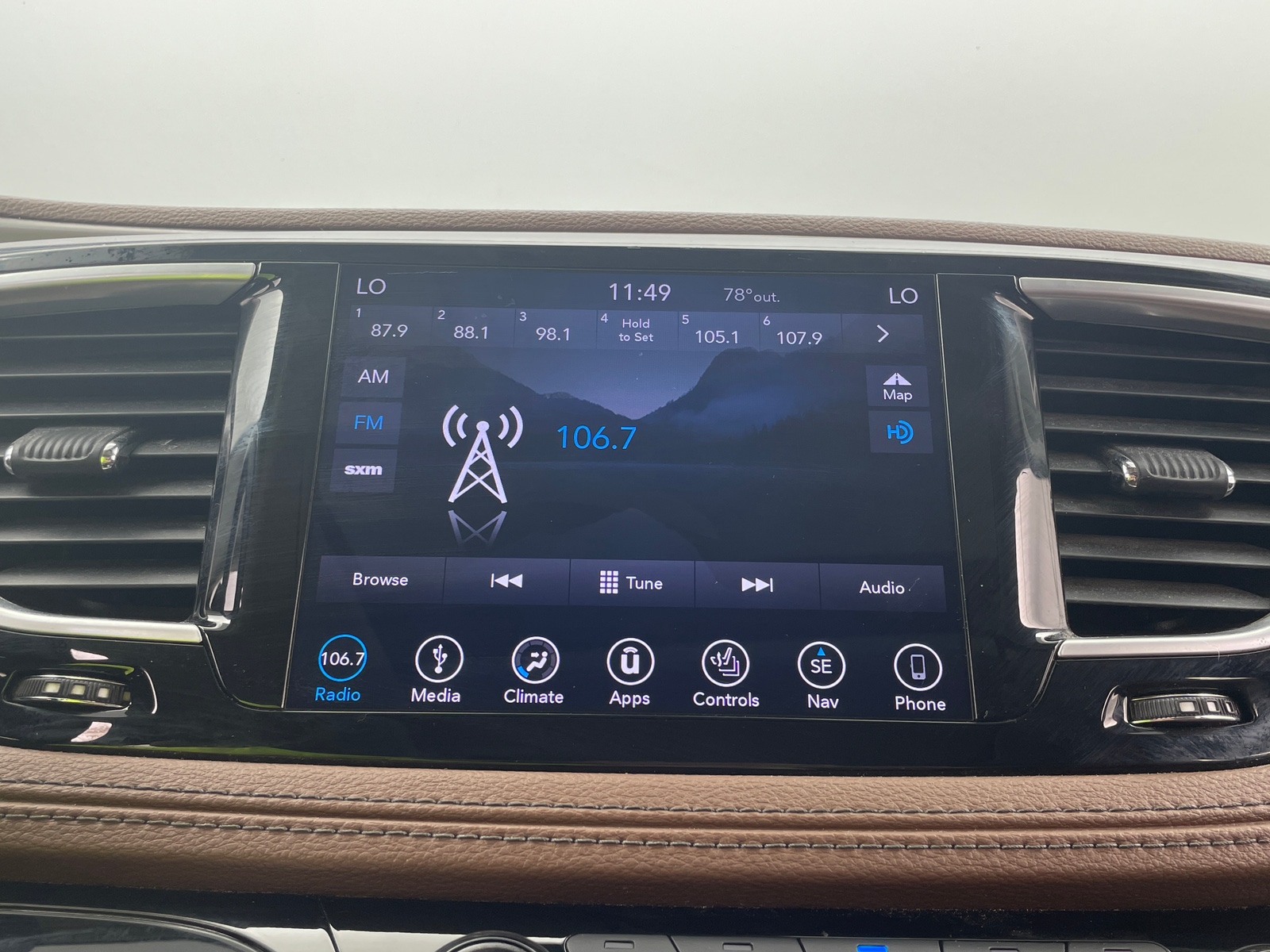 Thumbnail: 2018 Chrysler Pacifica - 3