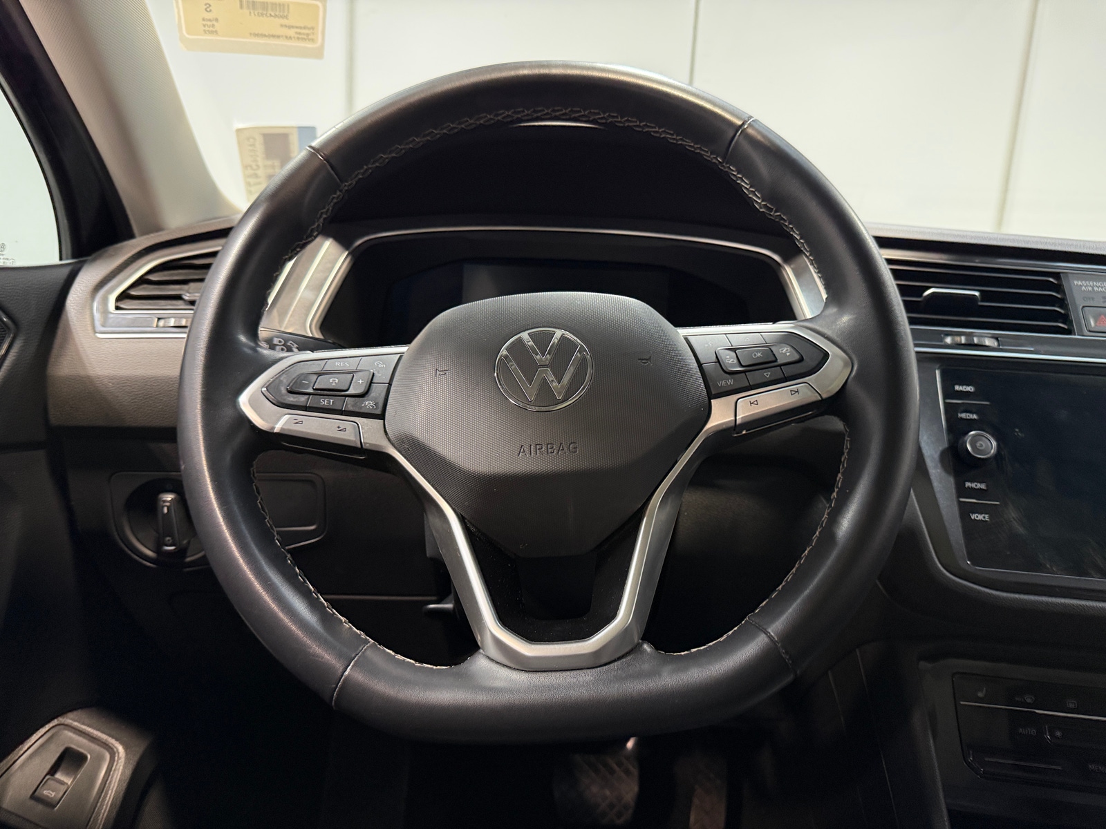 Thumbnail: 2022 Volkswagen Tiguan - 5