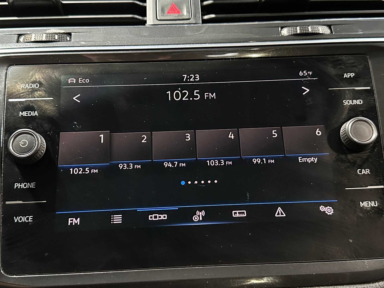 Thumbnail: 2022 Volkswagen Tiguan - 4