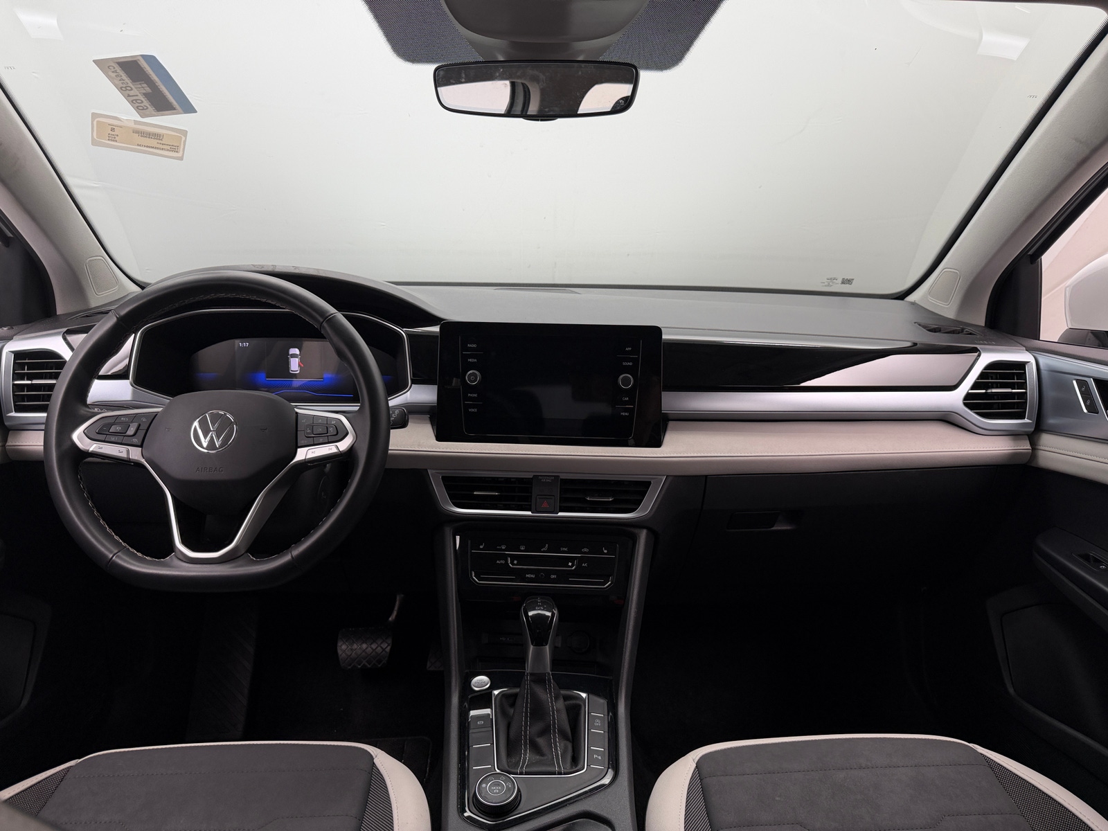 Thumbnail: 2025 Volkswagen Taos - 3