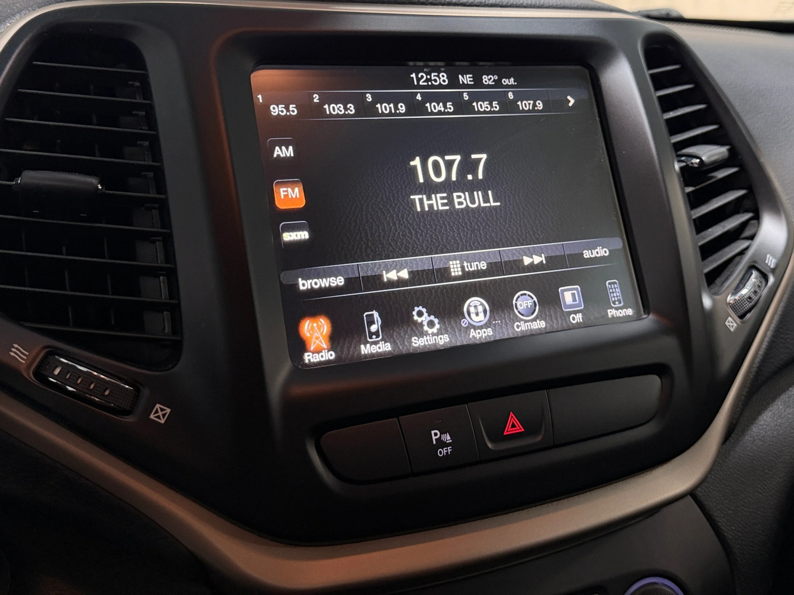 Thumbnail: 2017 Jeep Cherokee - 4