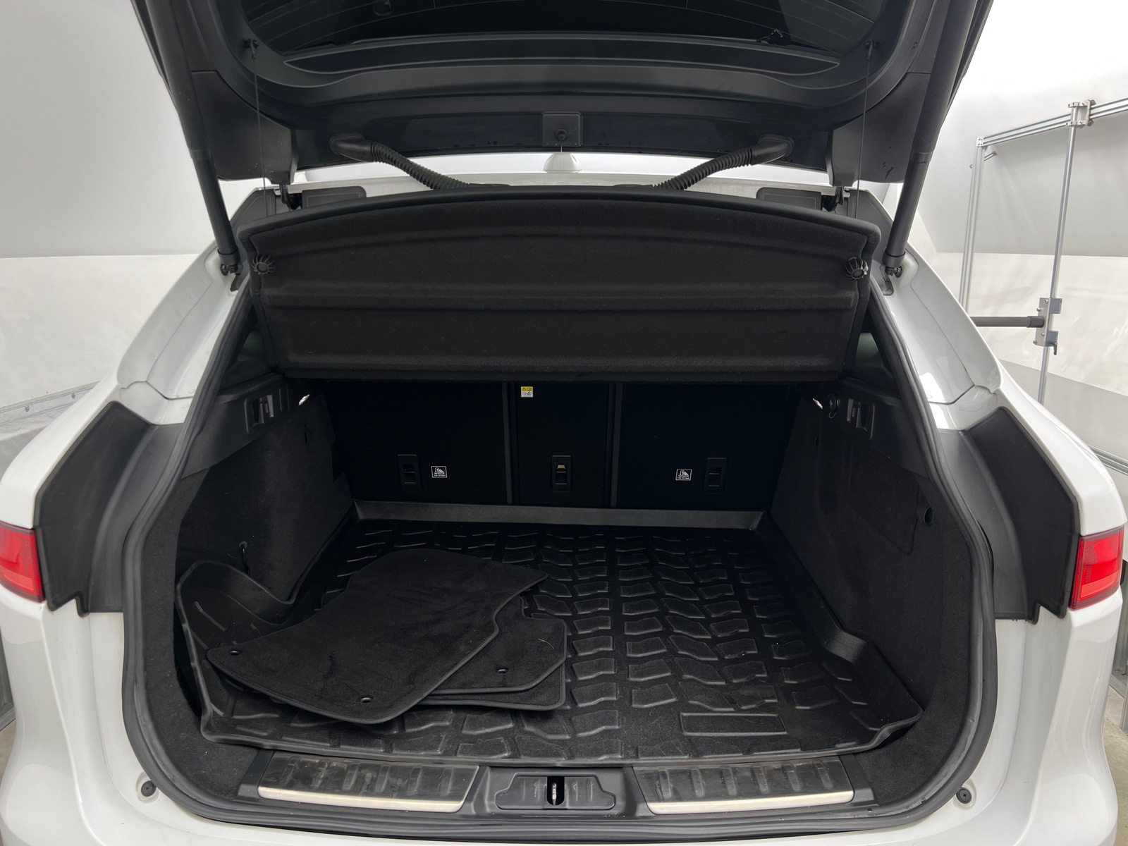 Thumbnail: 2019 Jaguar F-Pace - 6