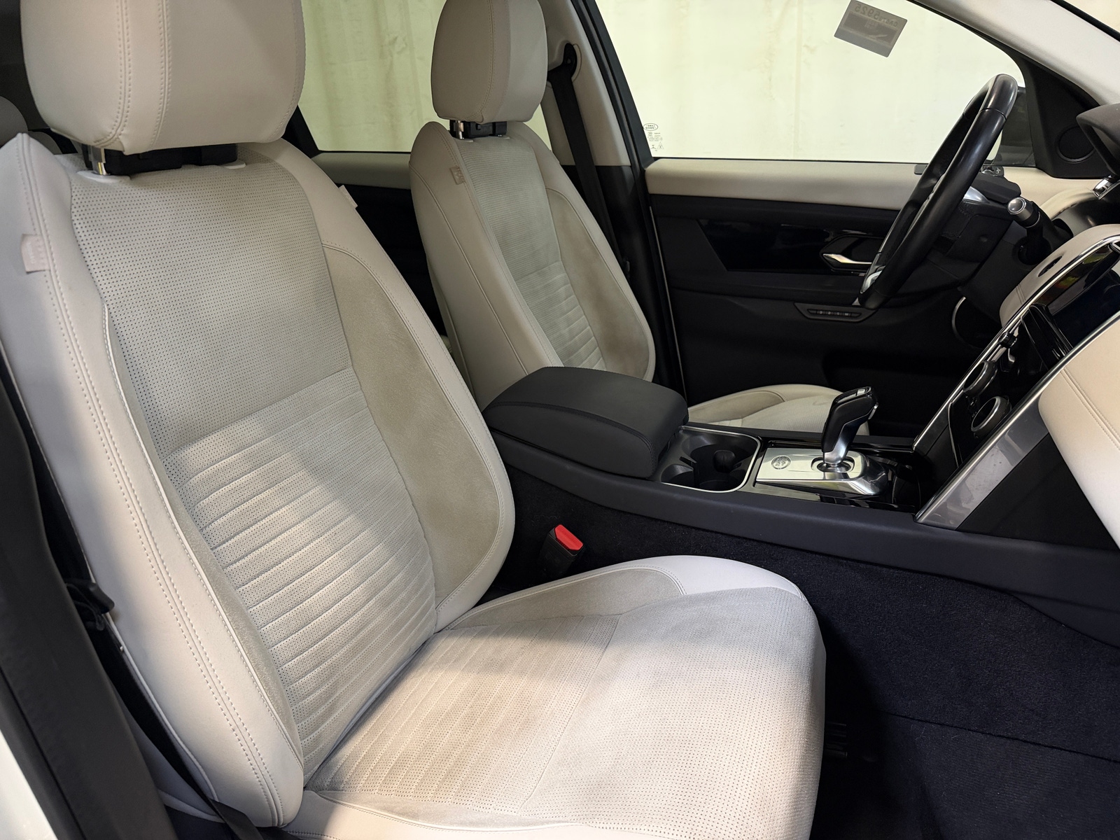Thumbnail: 2020 Land Rover Discovery Sport - 2