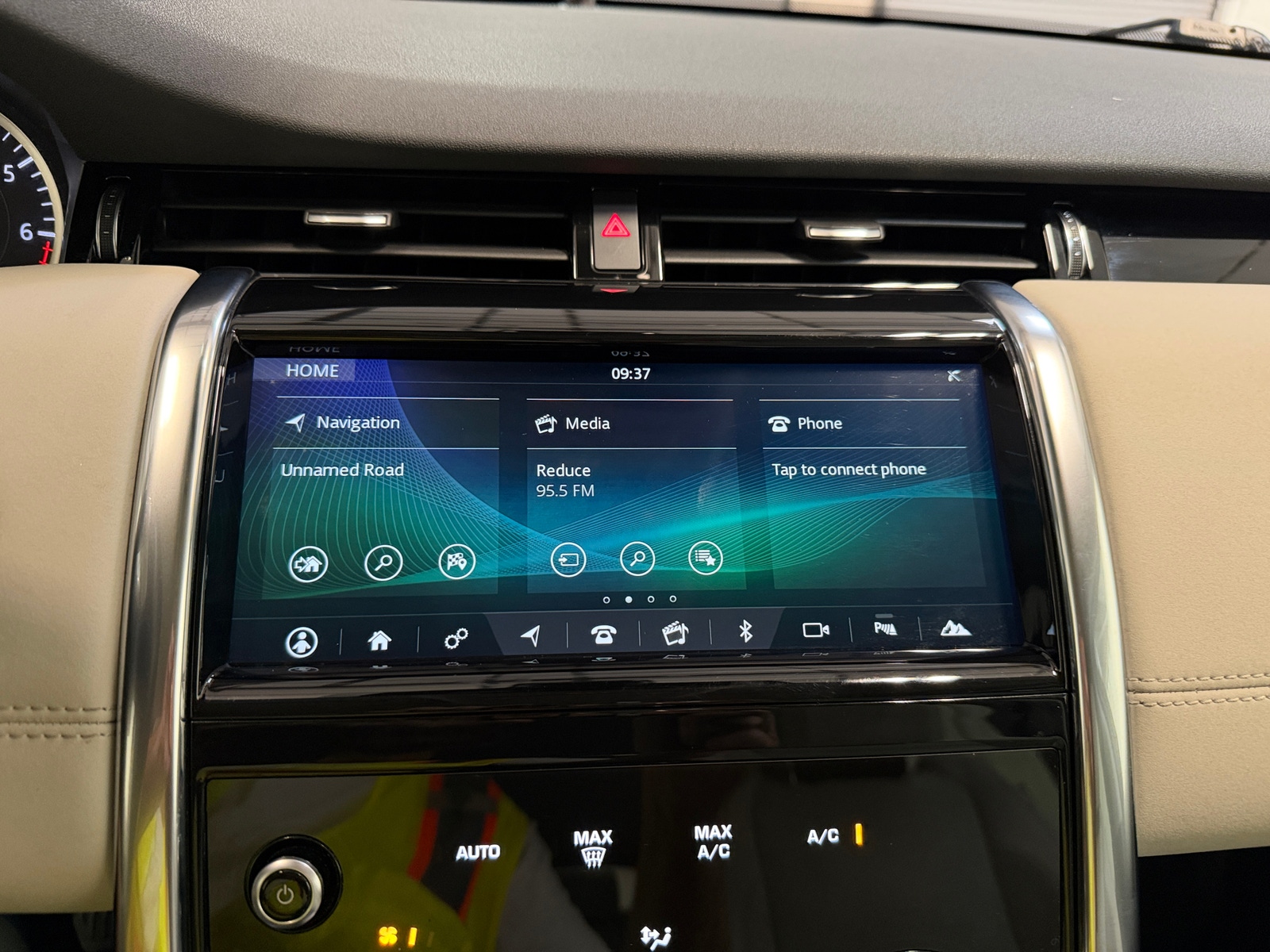 Thumbnail: 2020 Land Rover Discovery Sport - 4