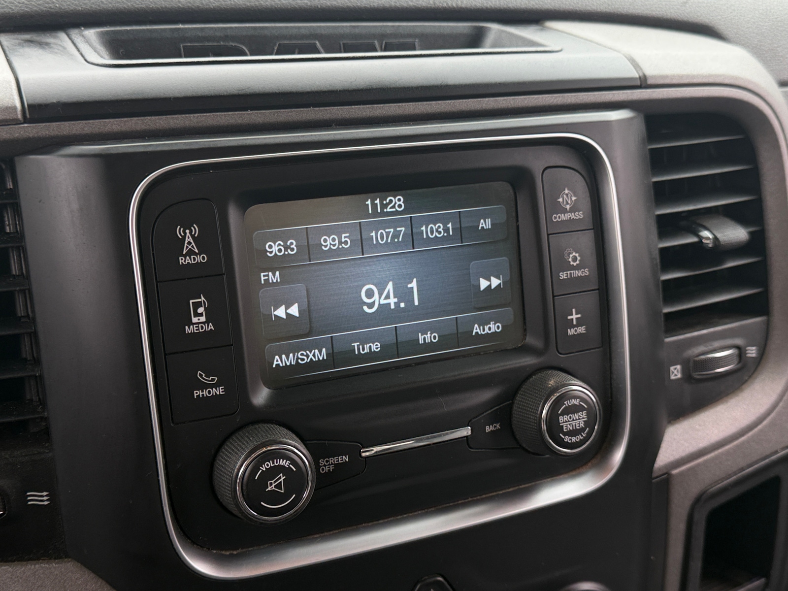 Thumbnail: 2019 RAM 1500 Classic - 3