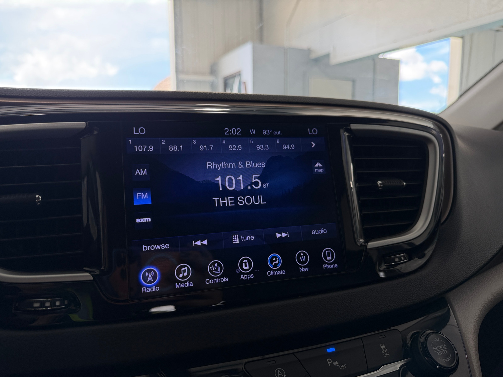 Thumbnail: 2017 Chrysler Pacifica - 3