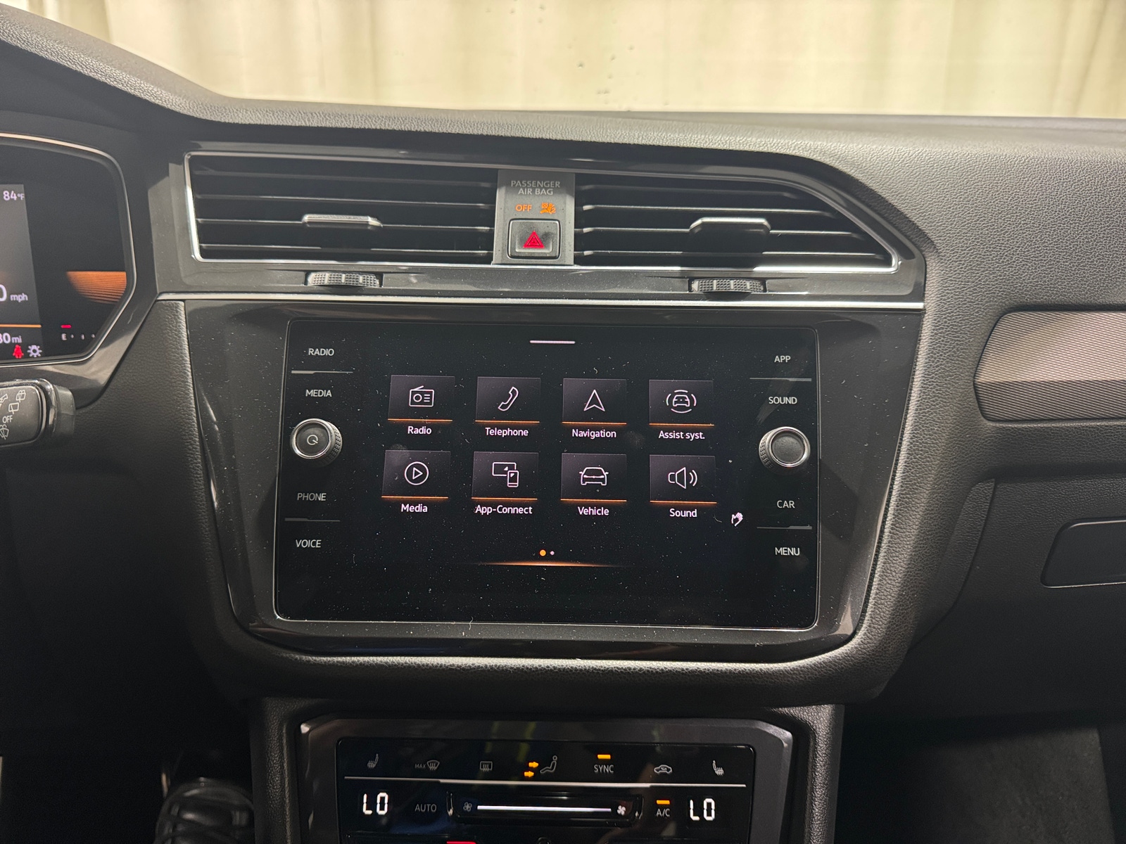 Thumbnail: 2022 Volkswagen Tiguan - 4