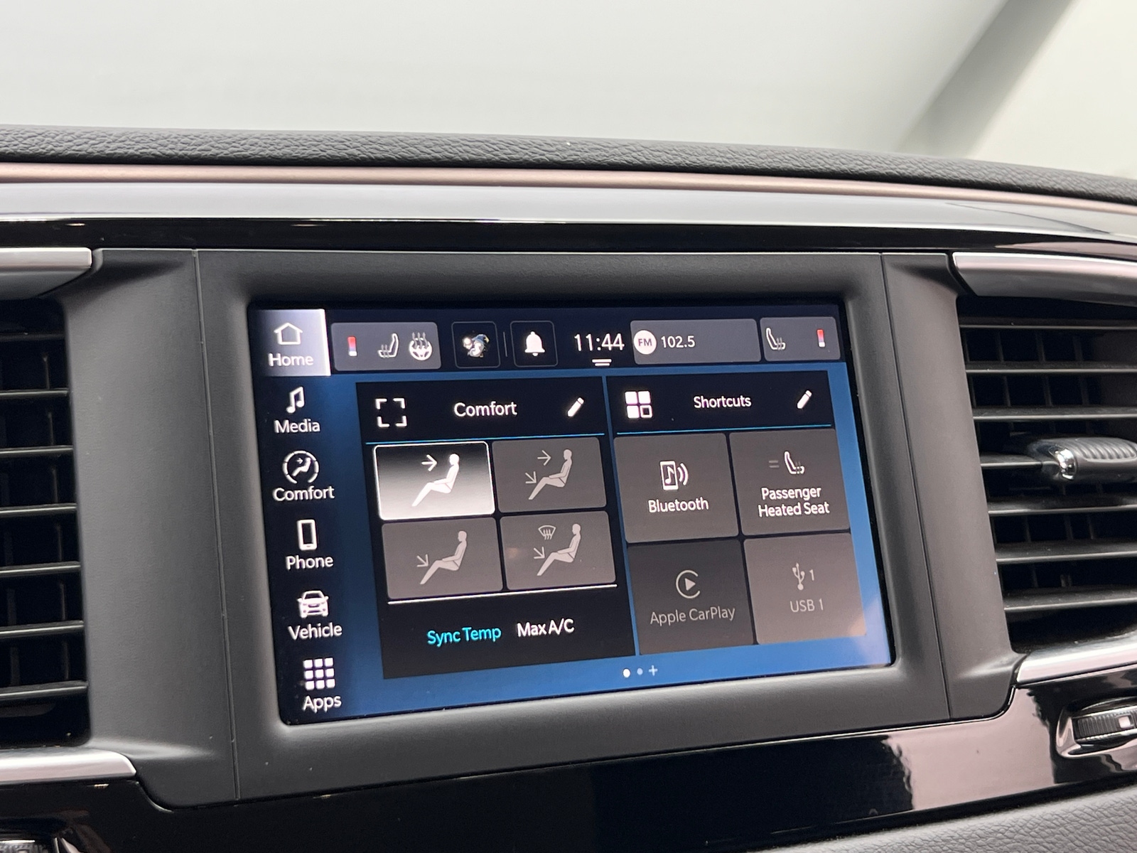 Thumbnail: 2023 Chrysler Voyager - 4