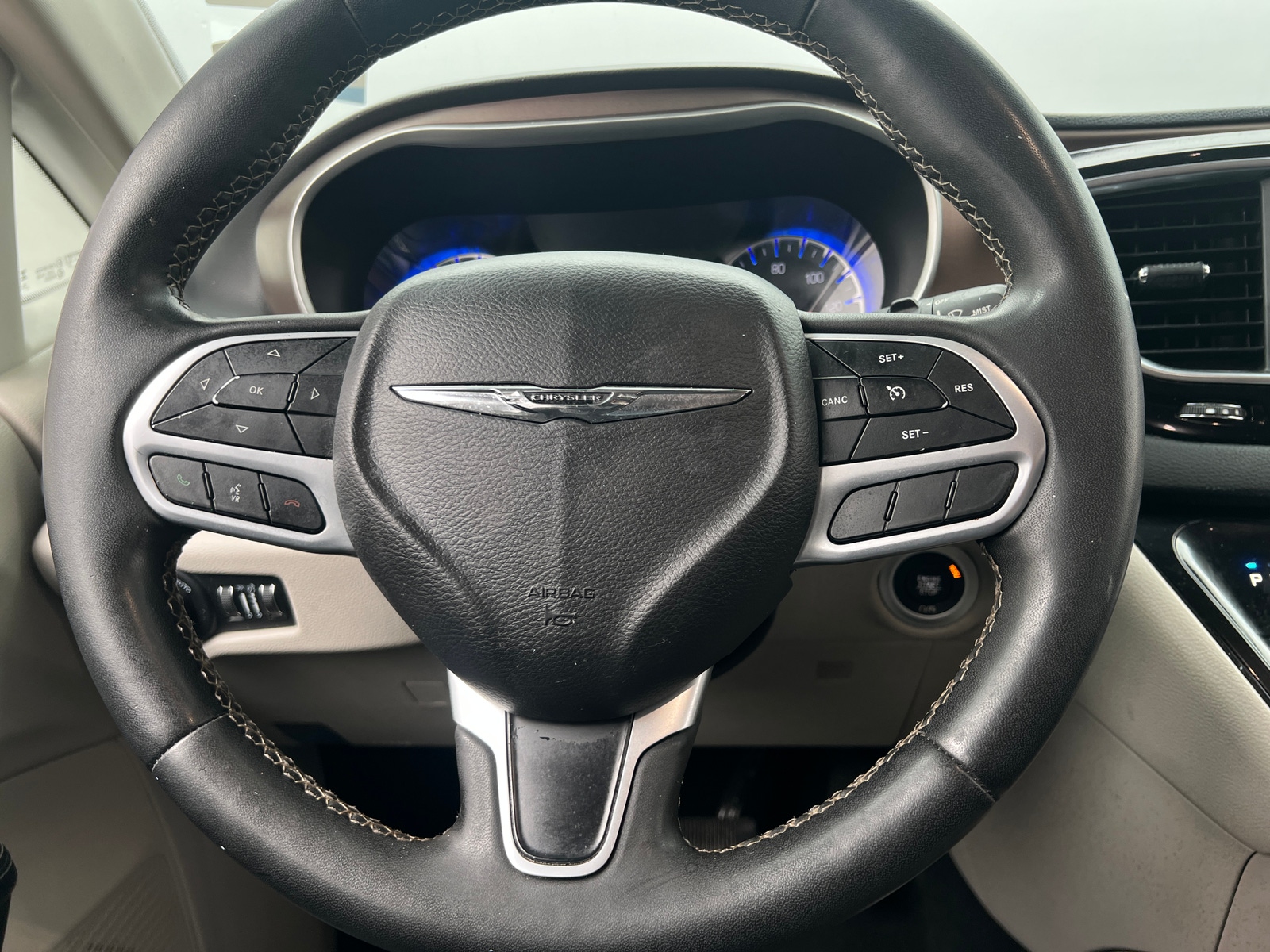 Thumbnail: 2023 Chrysler Voyager - 5