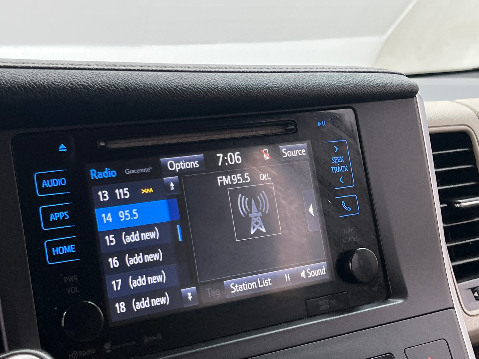 Thumbnail: 2016 Toyota Sienna - 4