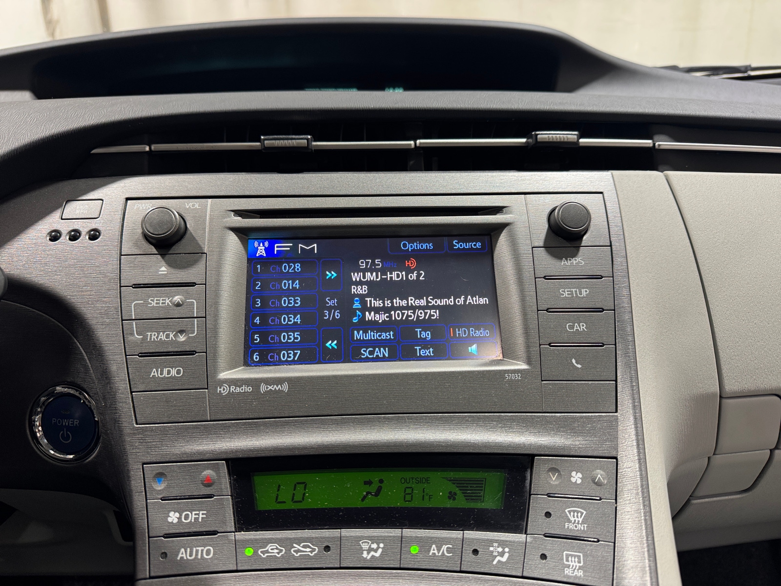 Thumbnail: 2015 Toyota Prius - 4