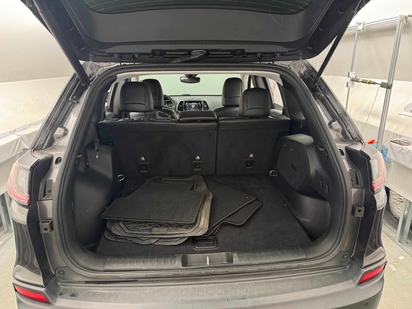 Thumbnail: 2019 Jeep Cherokee - 6