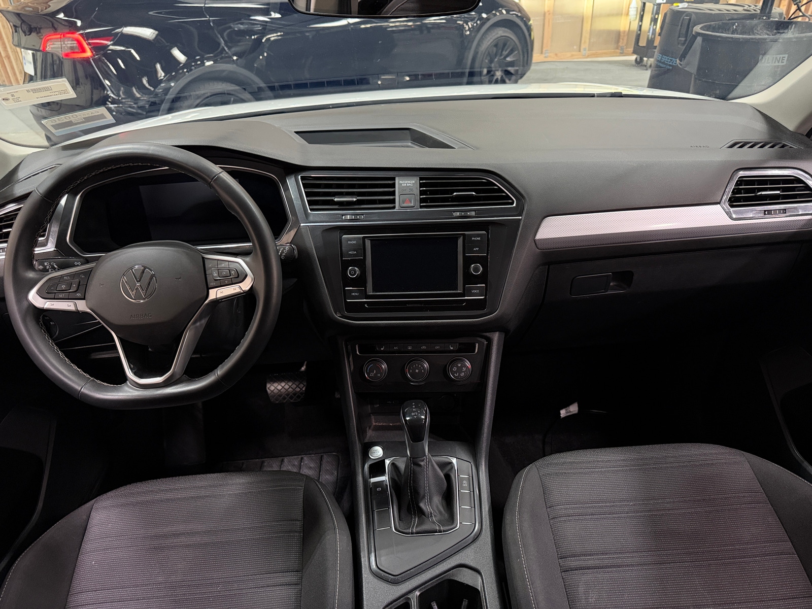 Thumbnail: 2022 Volkswagen Tiguan - 3