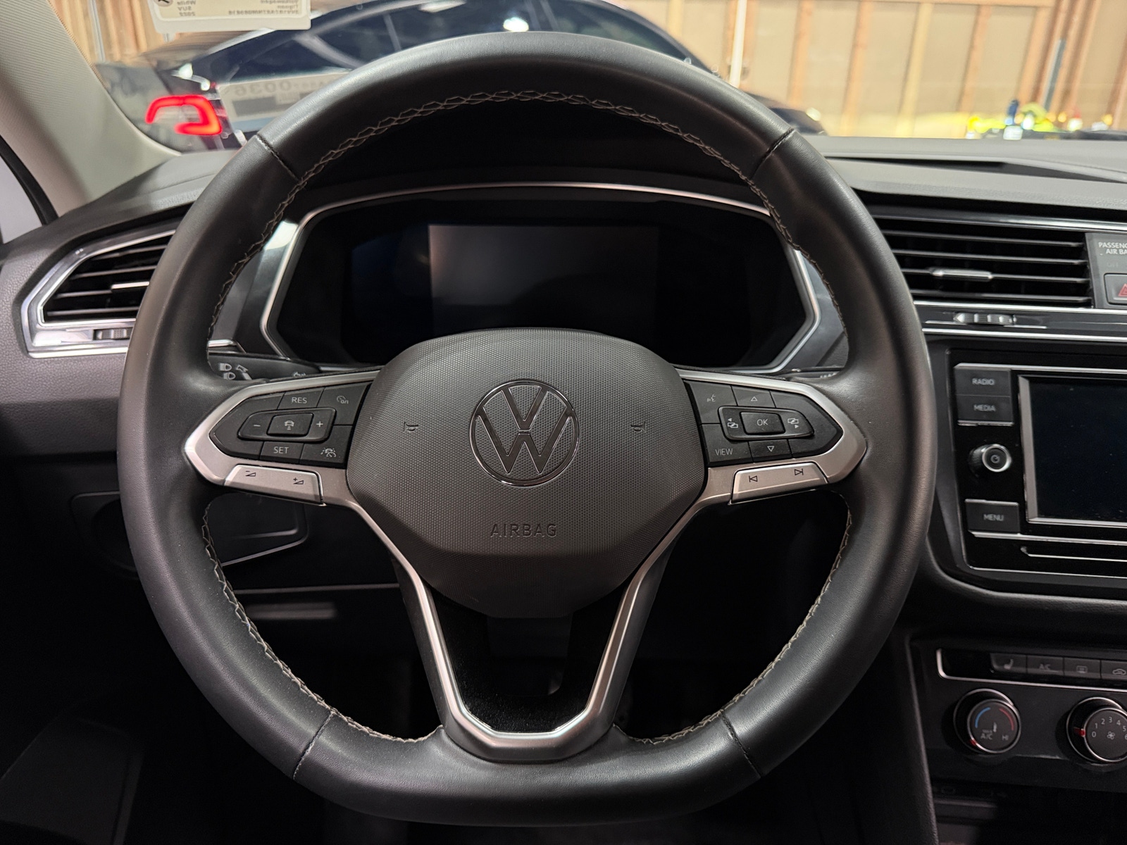 Thumbnail: 2022 Volkswagen Tiguan - 5