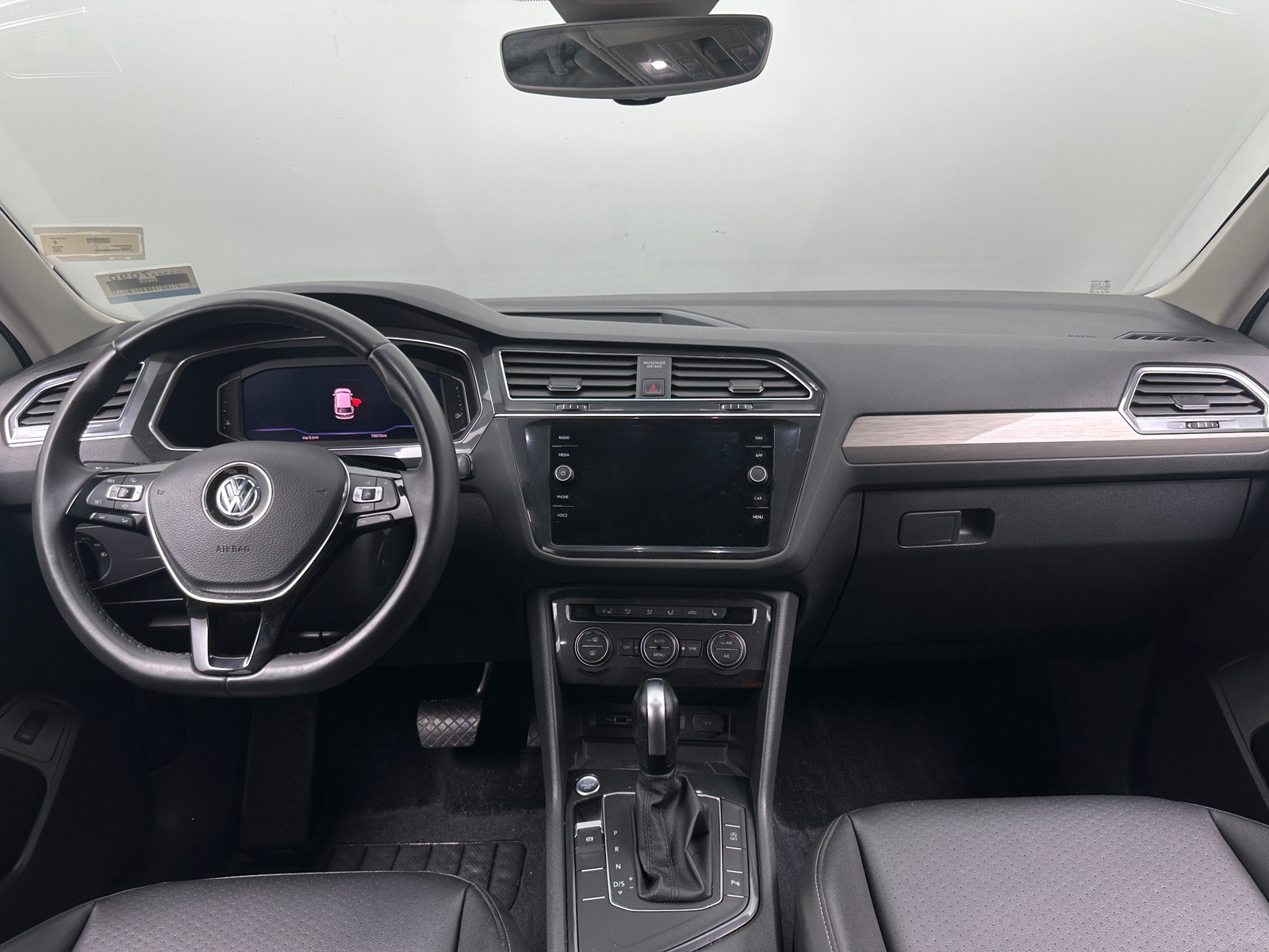 Thumbnail: 2020 Volkswagen Tiguan - 3