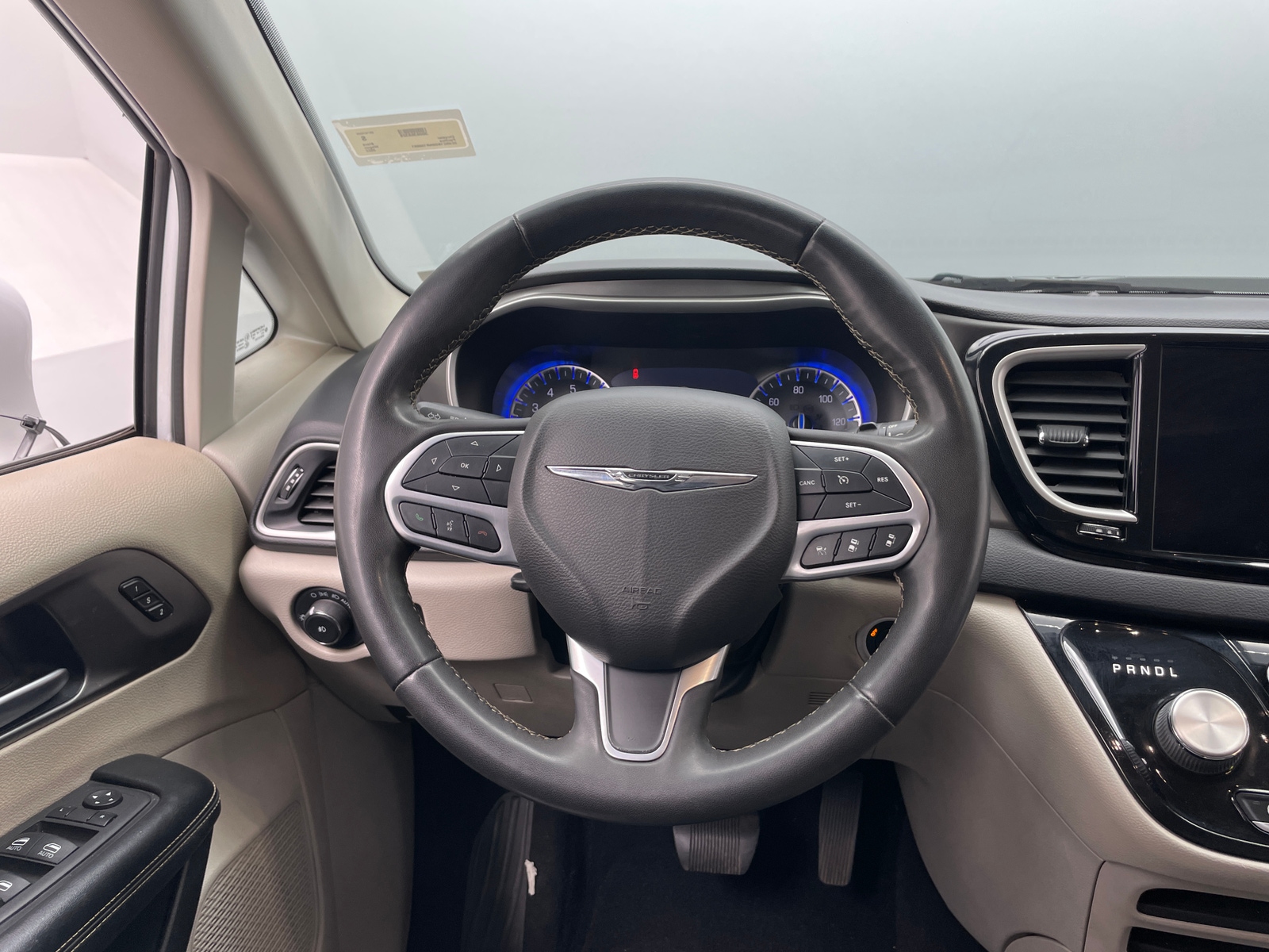 Thumbnail: 2022 Chrysler Pacifica - 4
