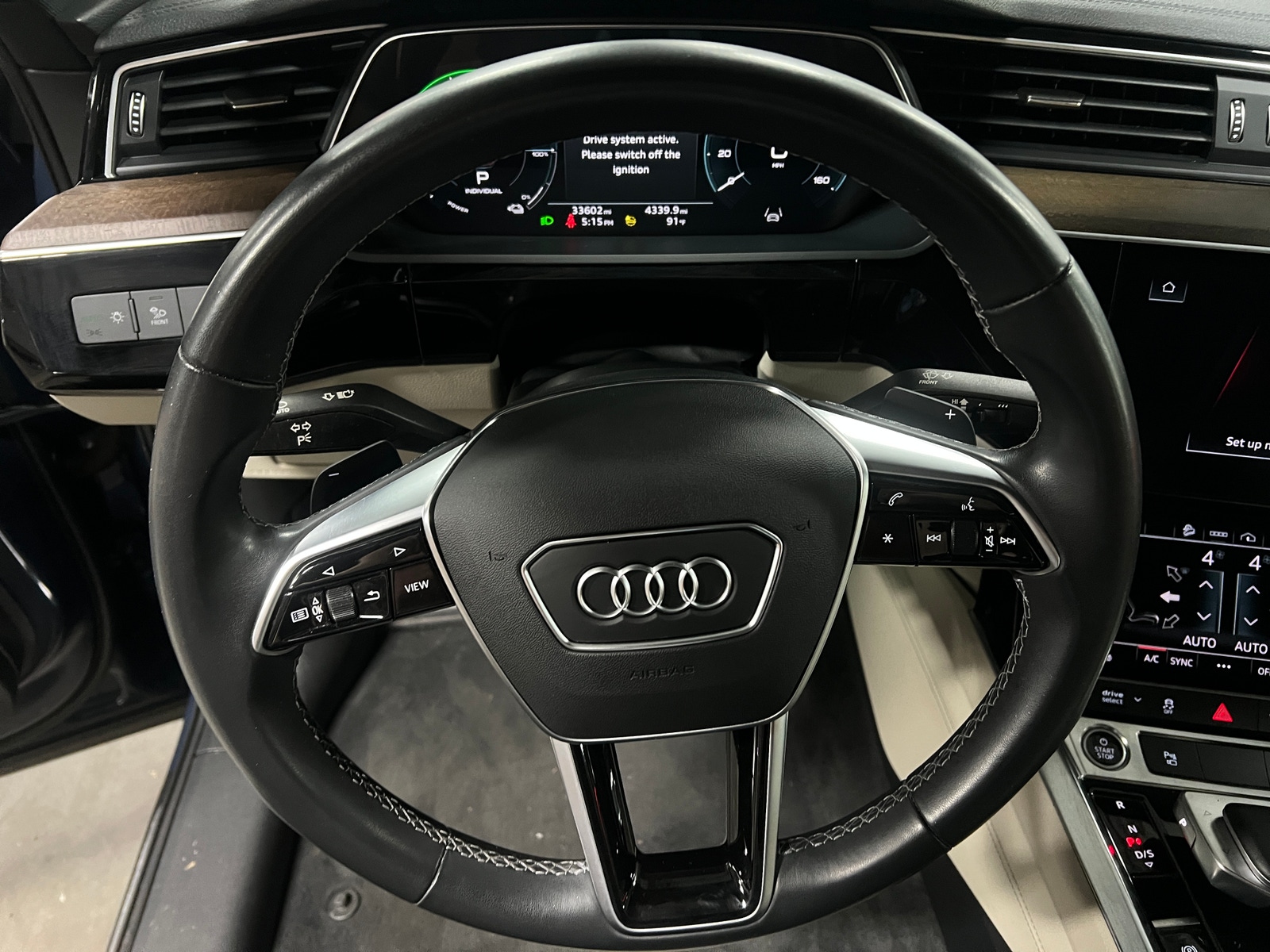 Thumbnail: 2023 Audi e-tron S - 4