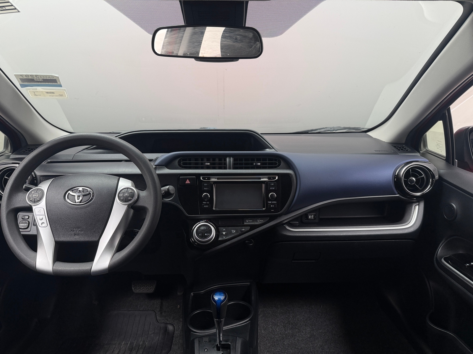 Thumbnail: 2017 Toyota Prius c - 3