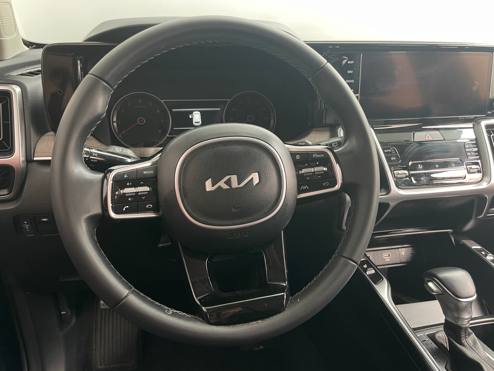 Thumbnail: 2023 Kia Sorento - 4