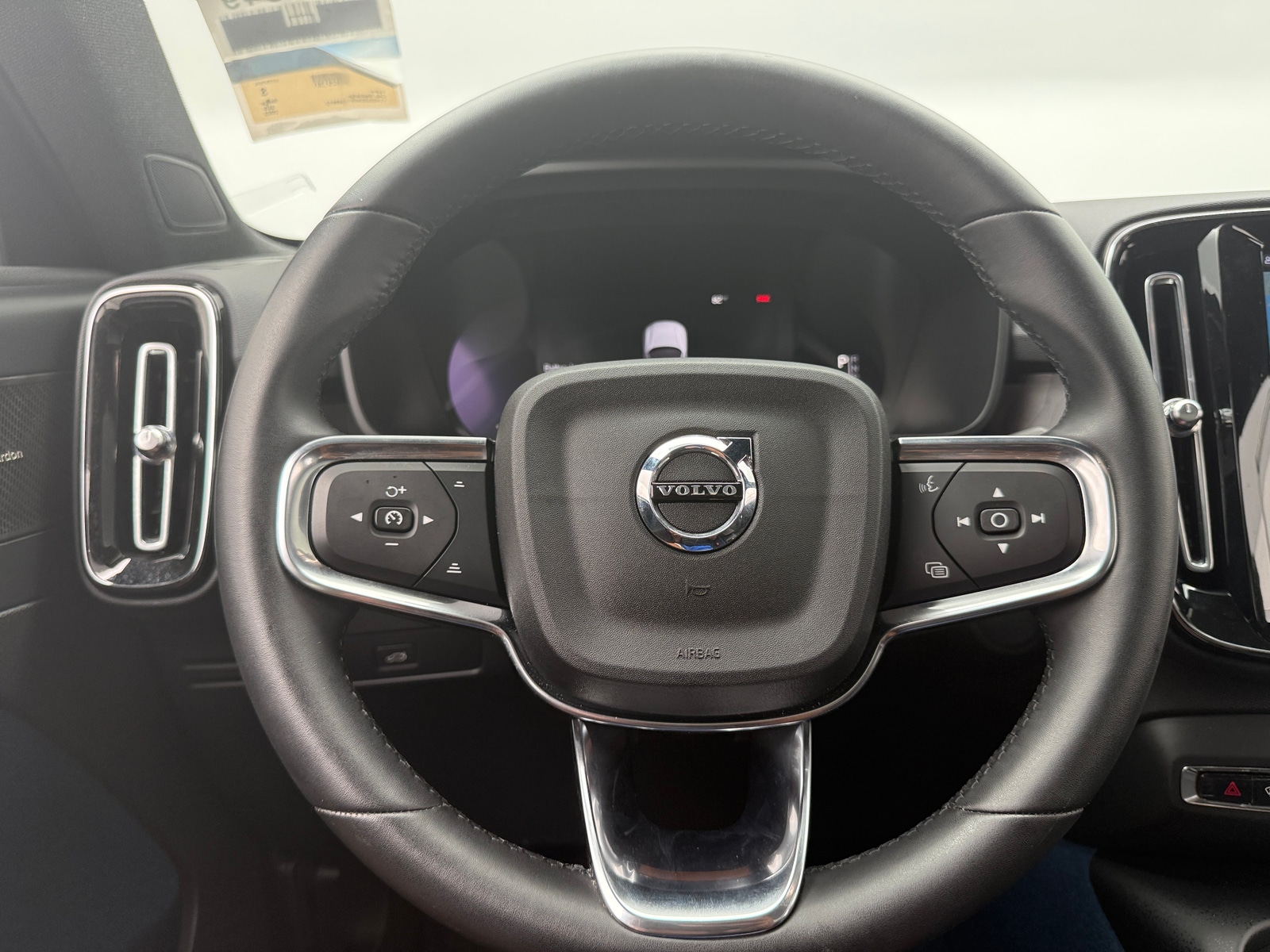 Thumbnail: 2023 Volvo C40 - 4