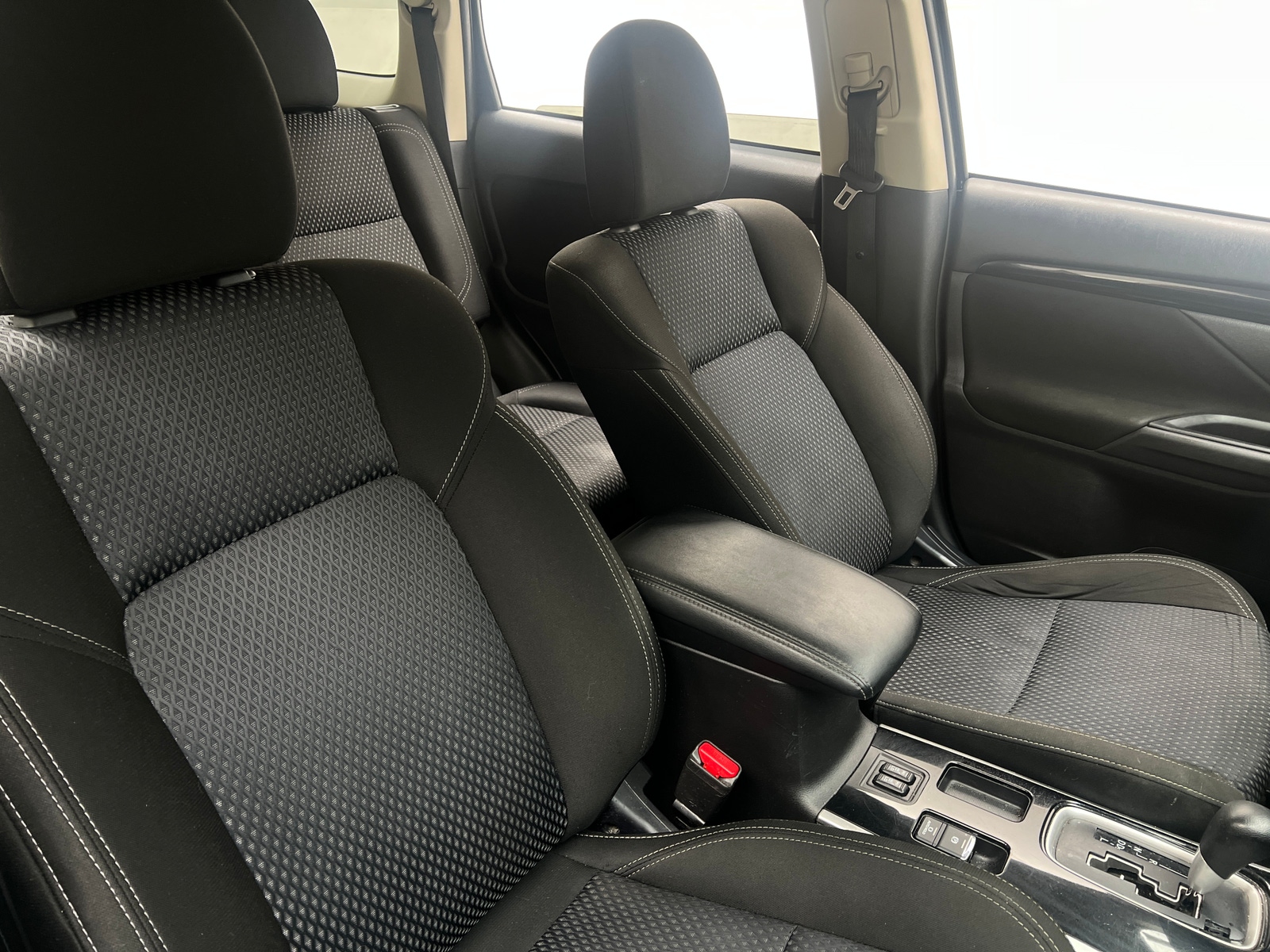 Thumbnail: 2019 Mitsubishi Outlander - 2