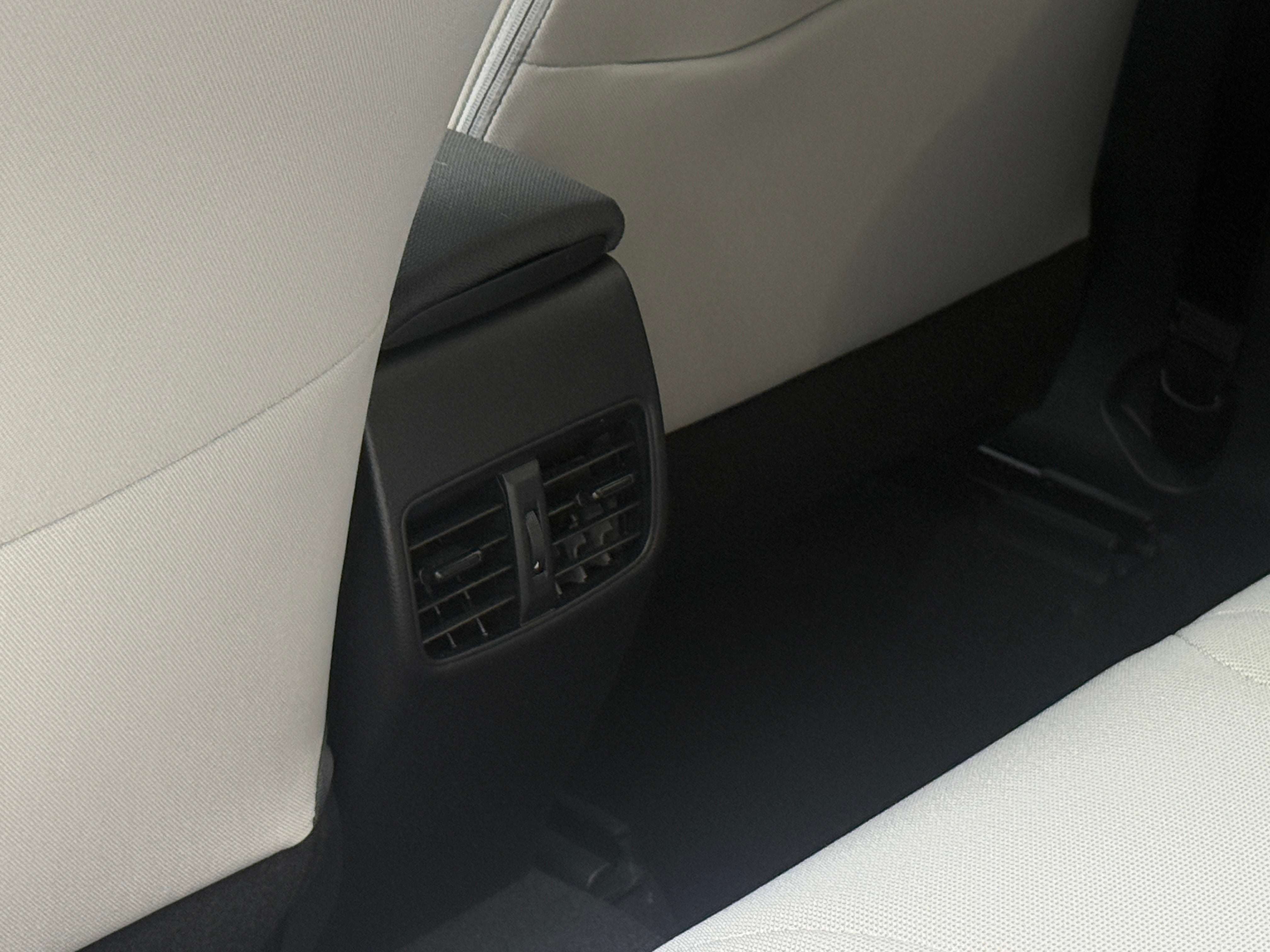 2026 Toyota Corolla Cross L - Photo 5