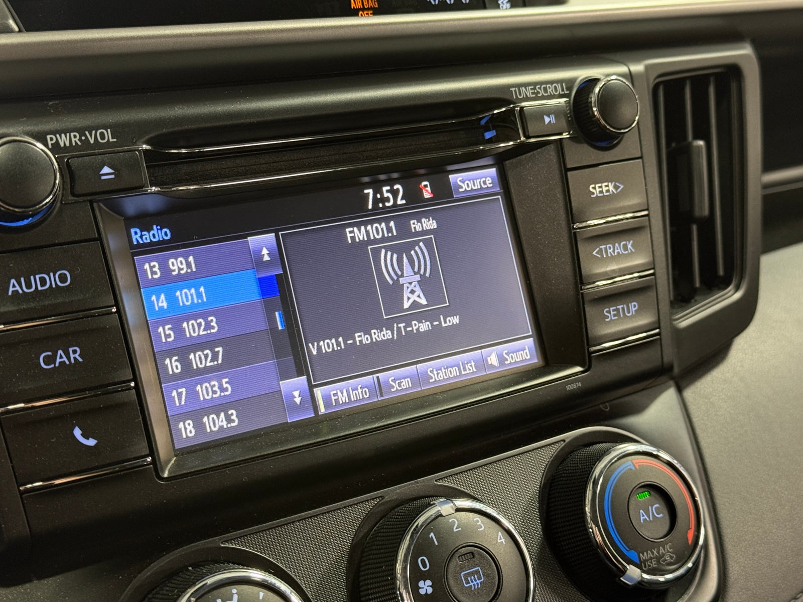 Thumbnail: 2018 Toyota RAV4 - 4