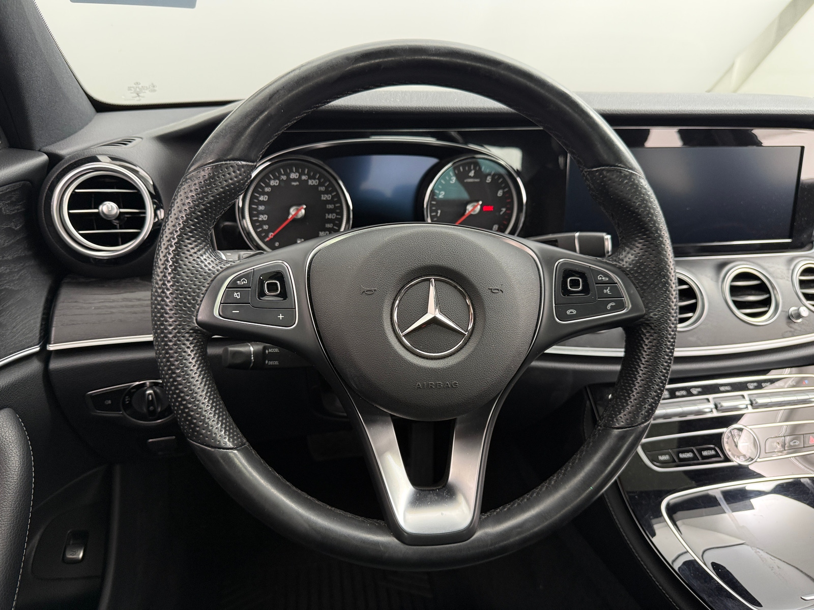 Thumbnail: 2017 Mercedes-Benz E-Class - 4