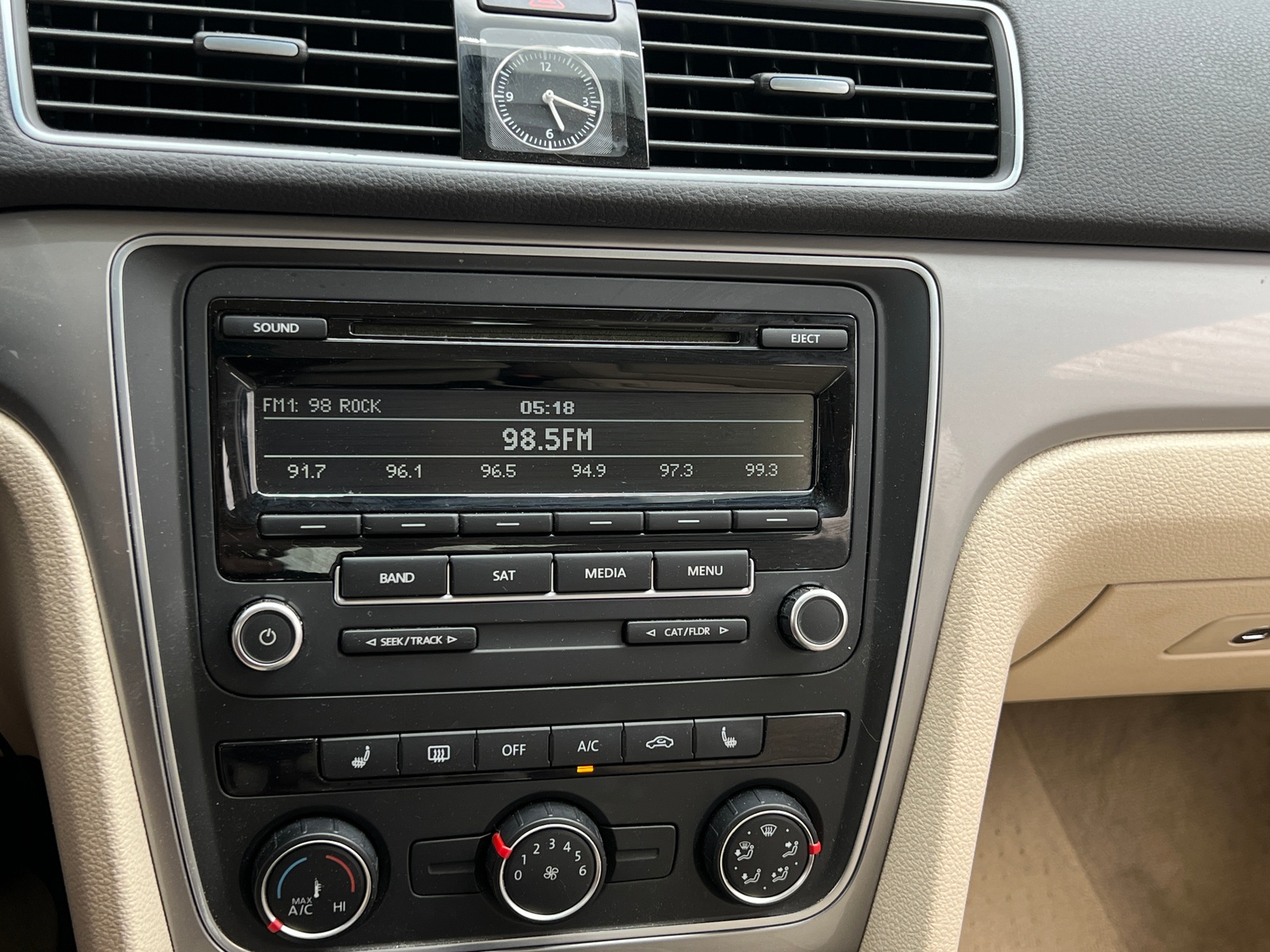 Thumbnail: 2013 Volkswagen Passat - 4