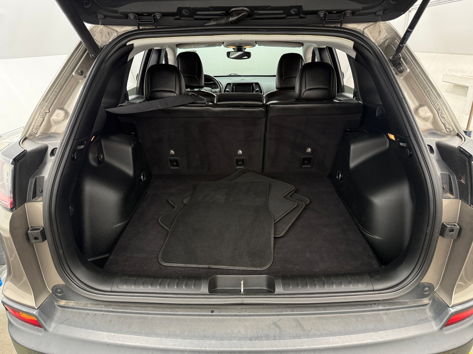 Thumbnail: 2019 Jeep Cherokee - 6