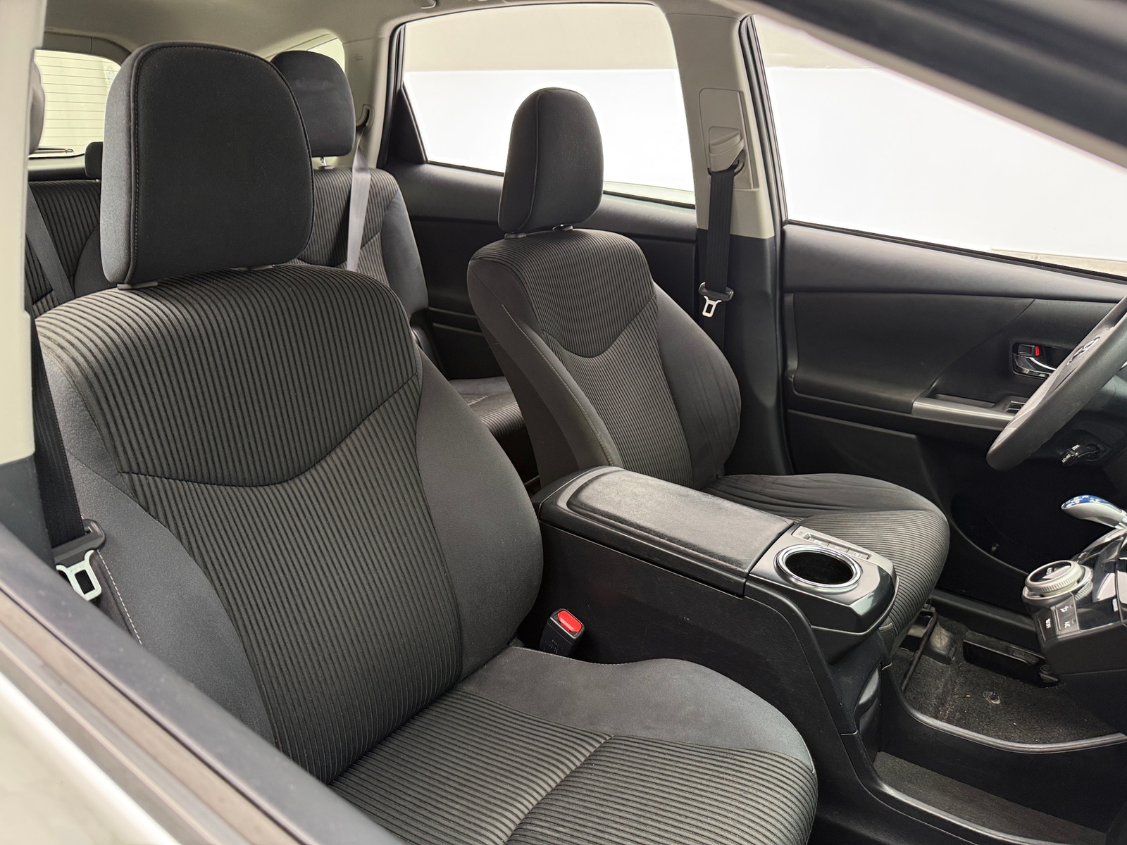 Thumbnail: 2017 Toyota Prius v - 2