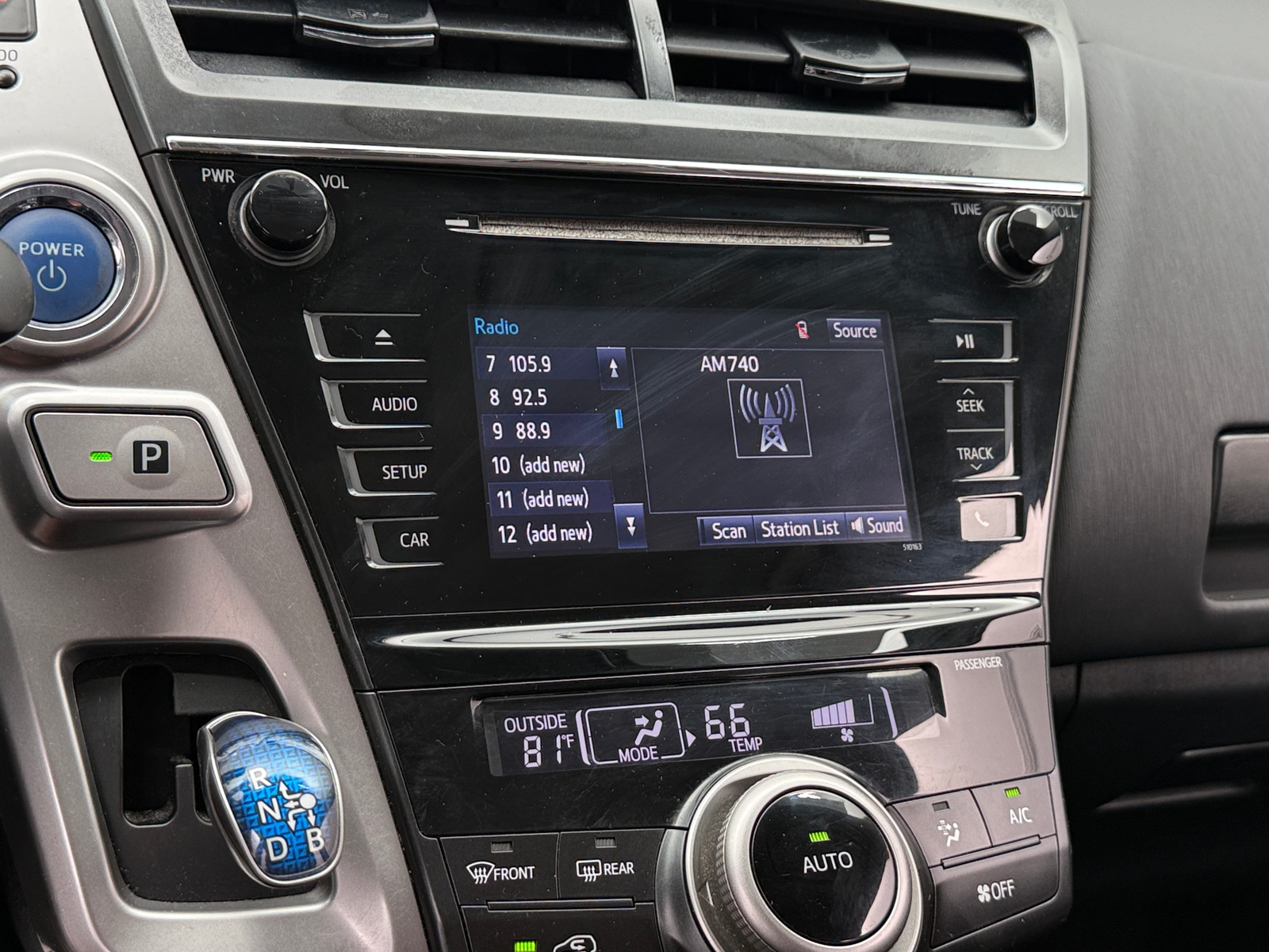 Thumbnail: 2017 Toyota Prius v - 4