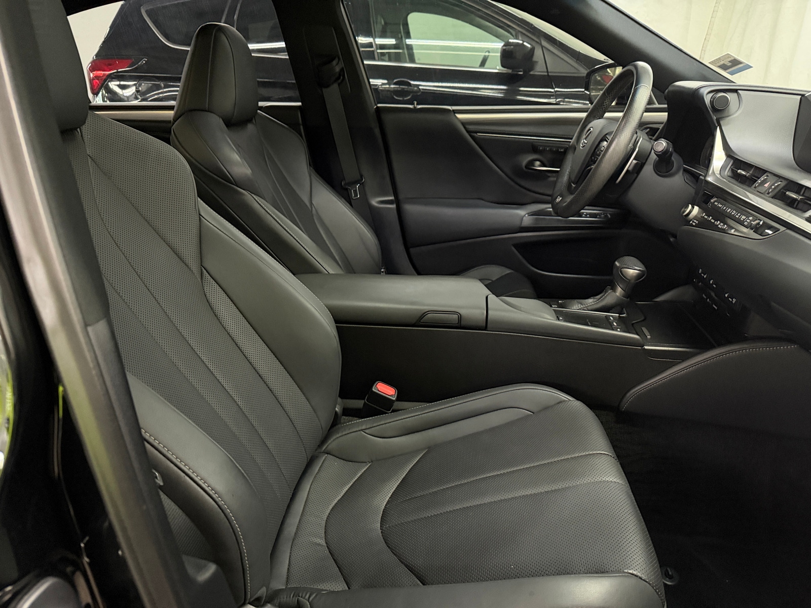 Thumbnail: 2021 Lexus ES - 2