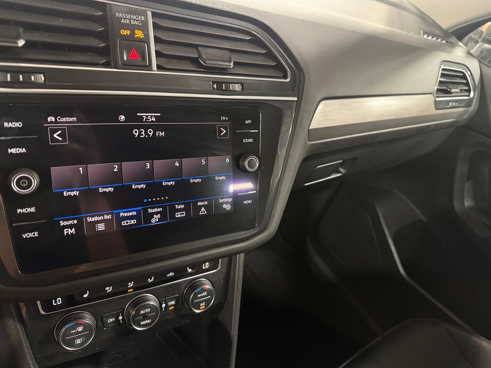 Thumbnail: 2021 Volkswagen Tiguan - 4