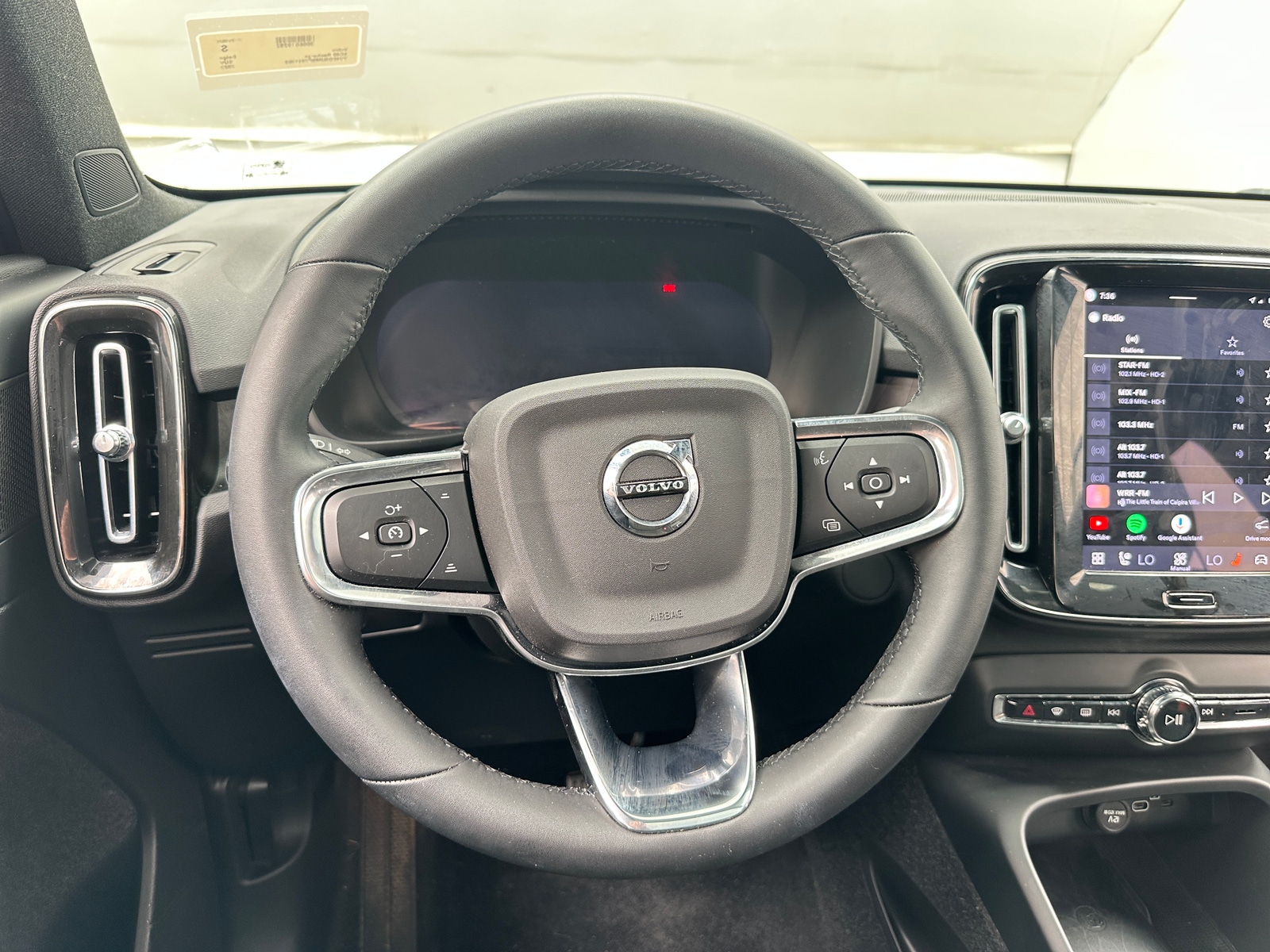 Thumbnail: 2023 Volvo XC40 - 5